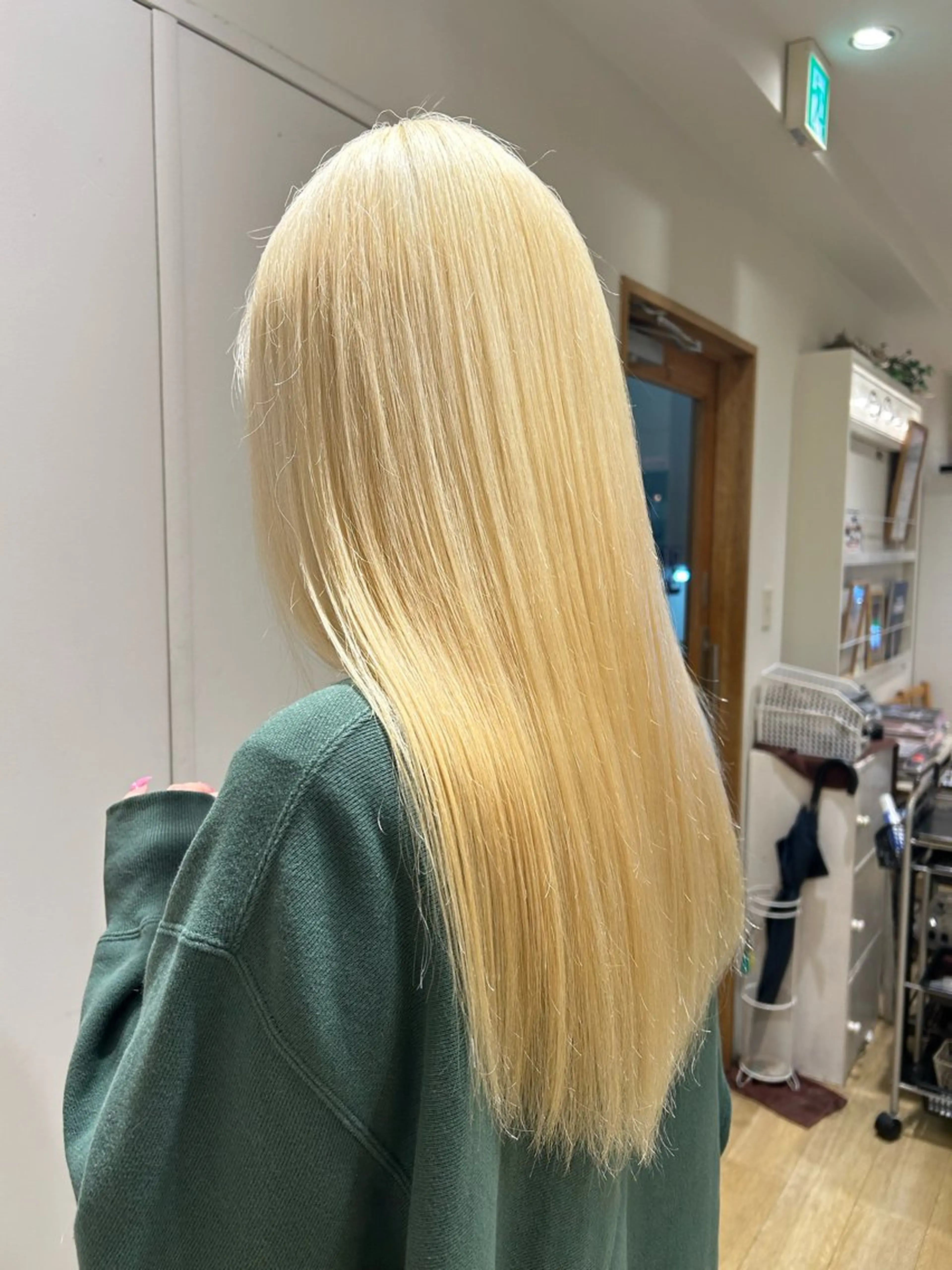 ロング カラー ブリーチ 抜きっぱなしブロンド kawabe maikoのヘアスタイル