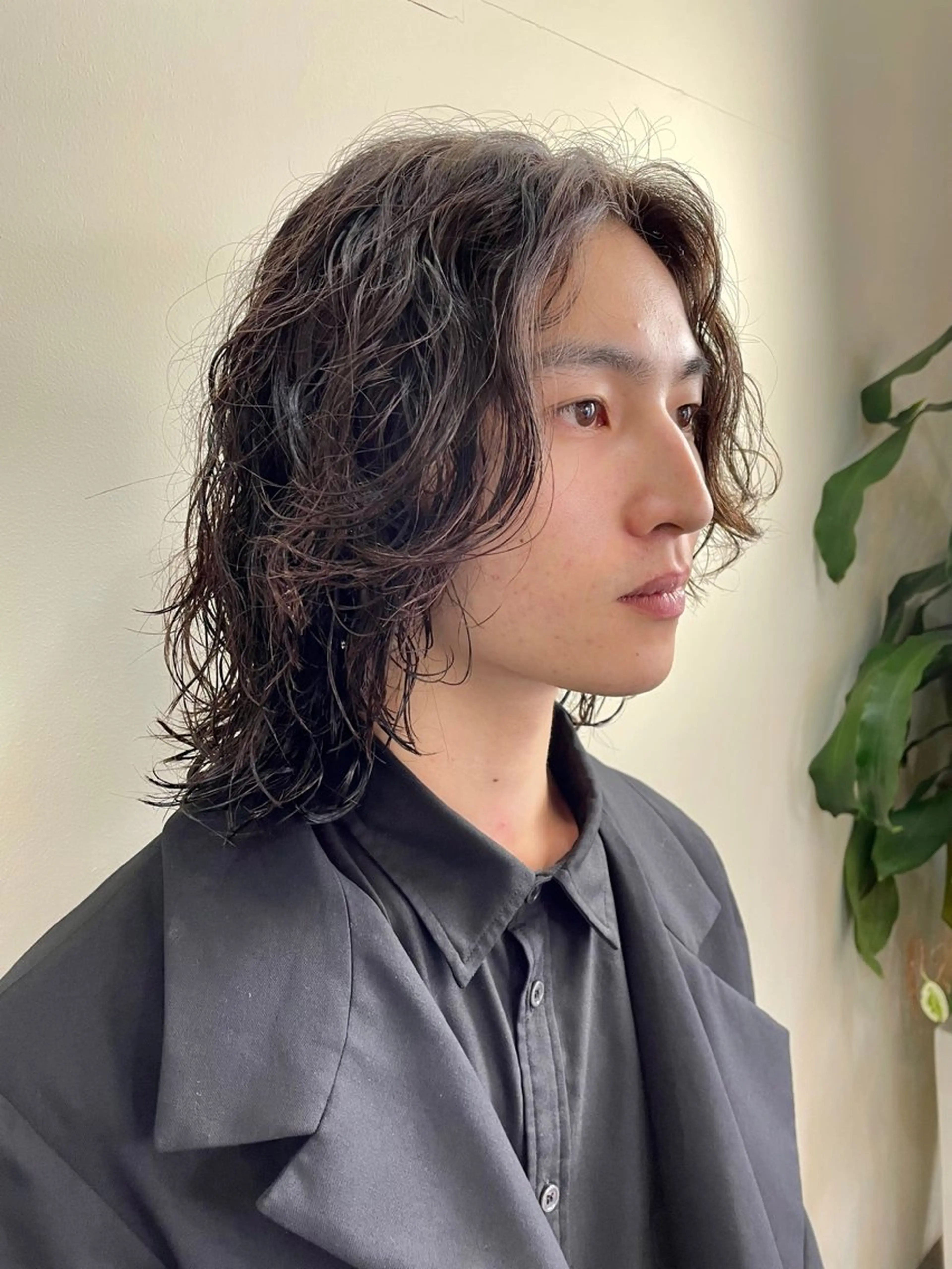 セミロング パーマ メンズ センターパート メンズパーマ メンズスパイラルパーマ 波巻きパーマ メンズウルフカット カット パーマ WEST OLAND加藤圭介のヘアスタイル