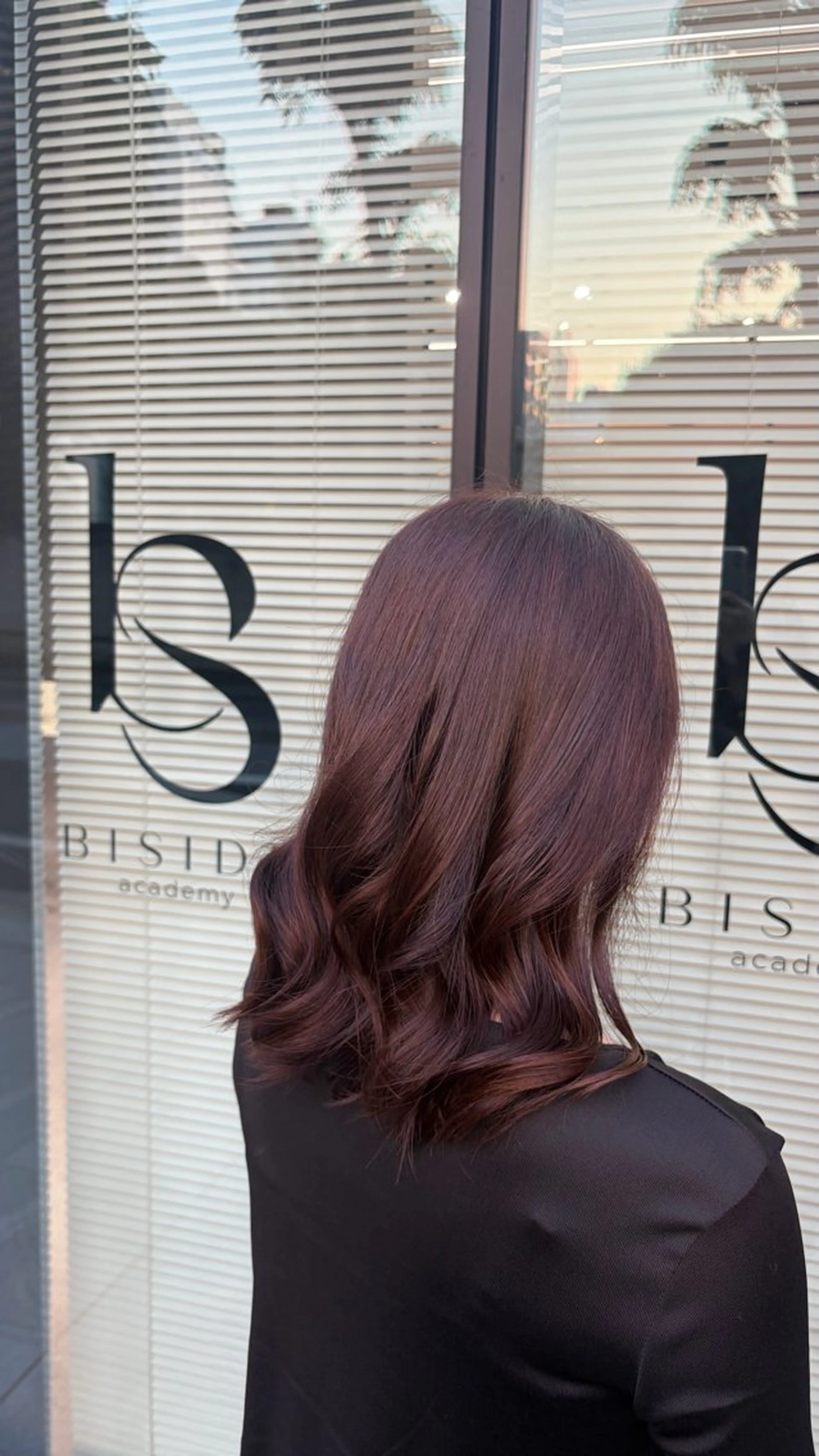 セミロング カラー 鶴川 萌菜のヘアスタイル