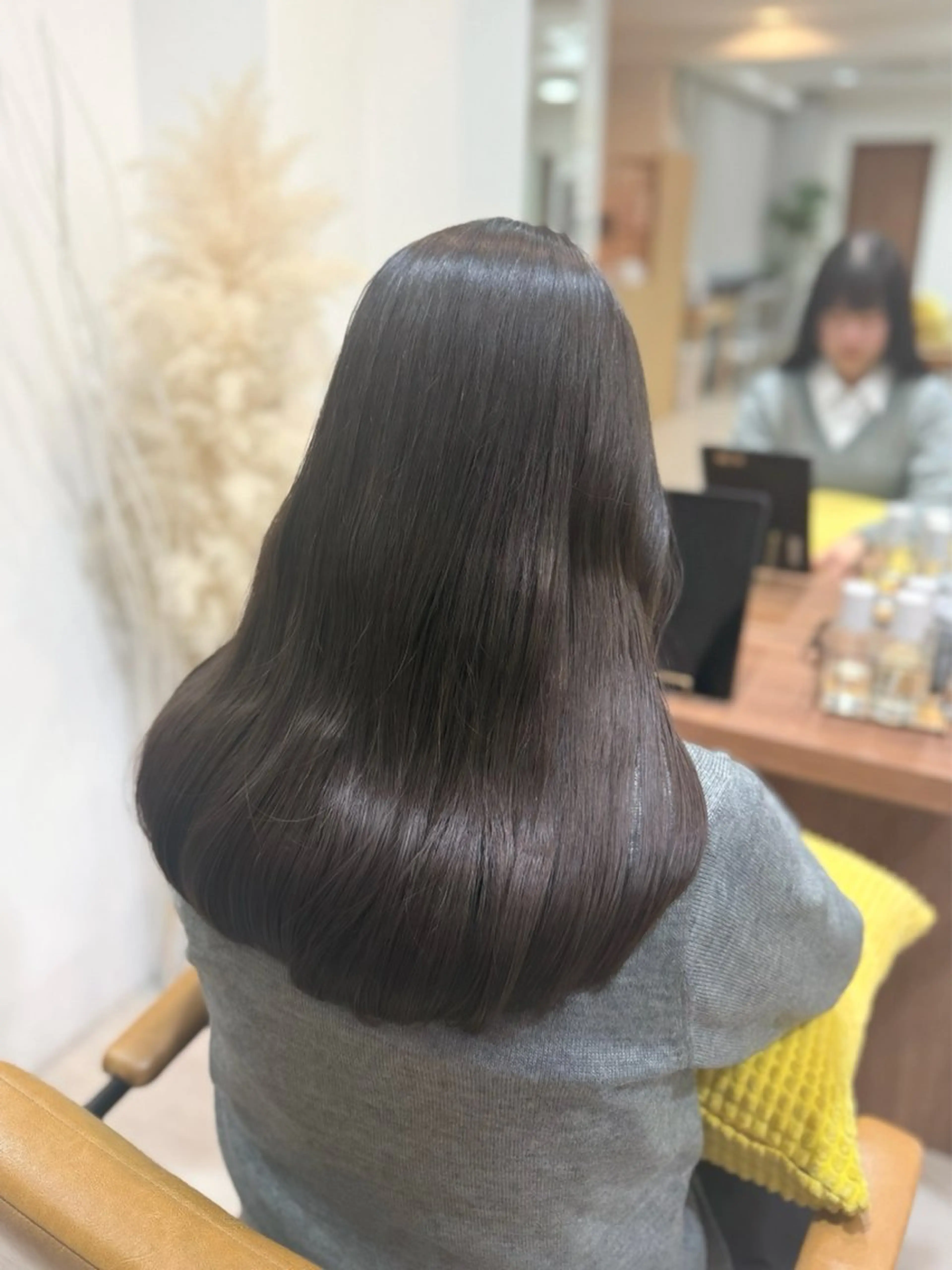 セミロング yuzua/レイヤー /縮毛矯正/透明感のヘアスタイル