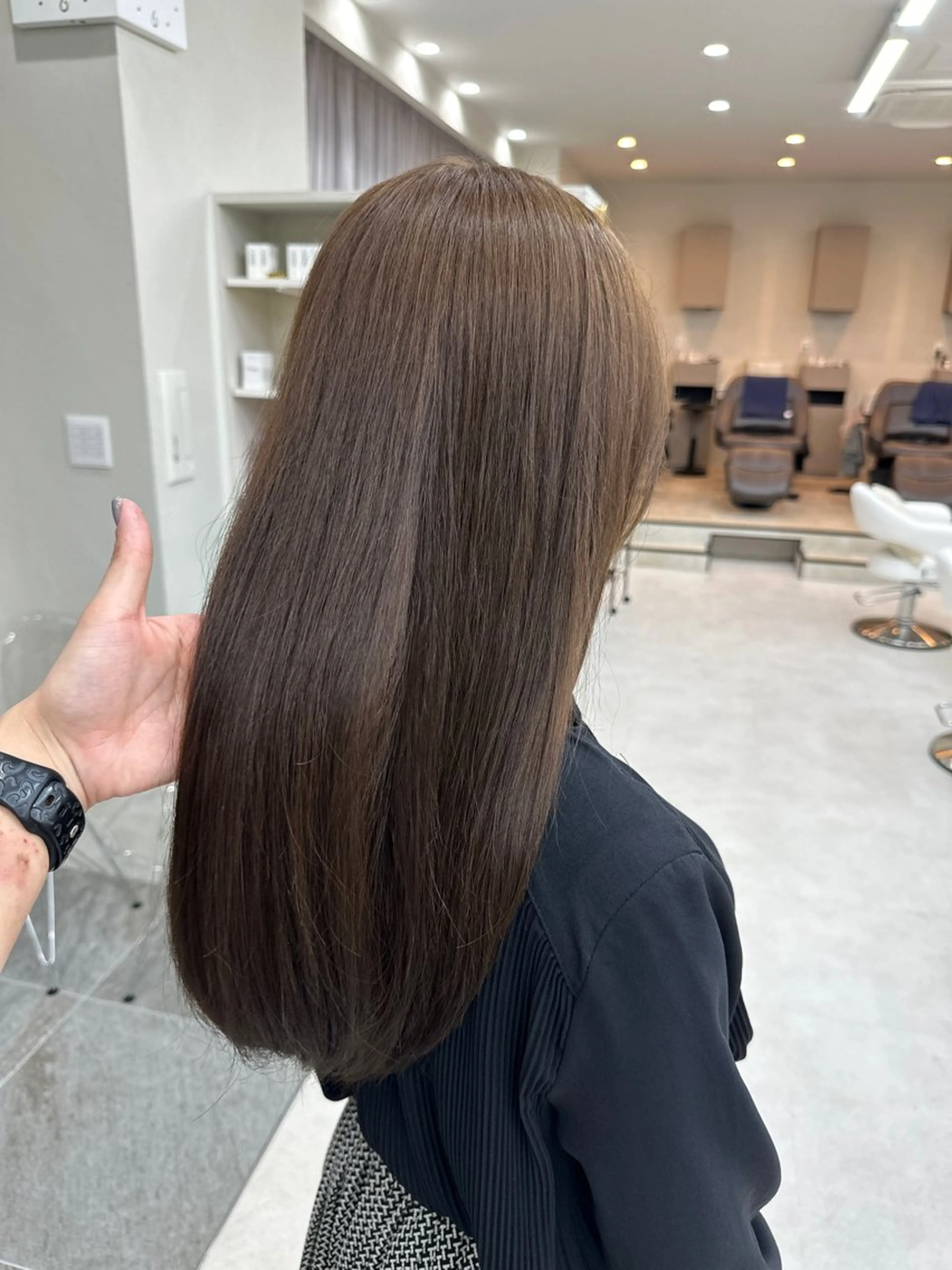 セミロング カラー ベージュカラー ブリーチ ブリーチなしカラー オリーブカラー Aura所属・丸山 心 / 艶カラーのヘアスタイル
