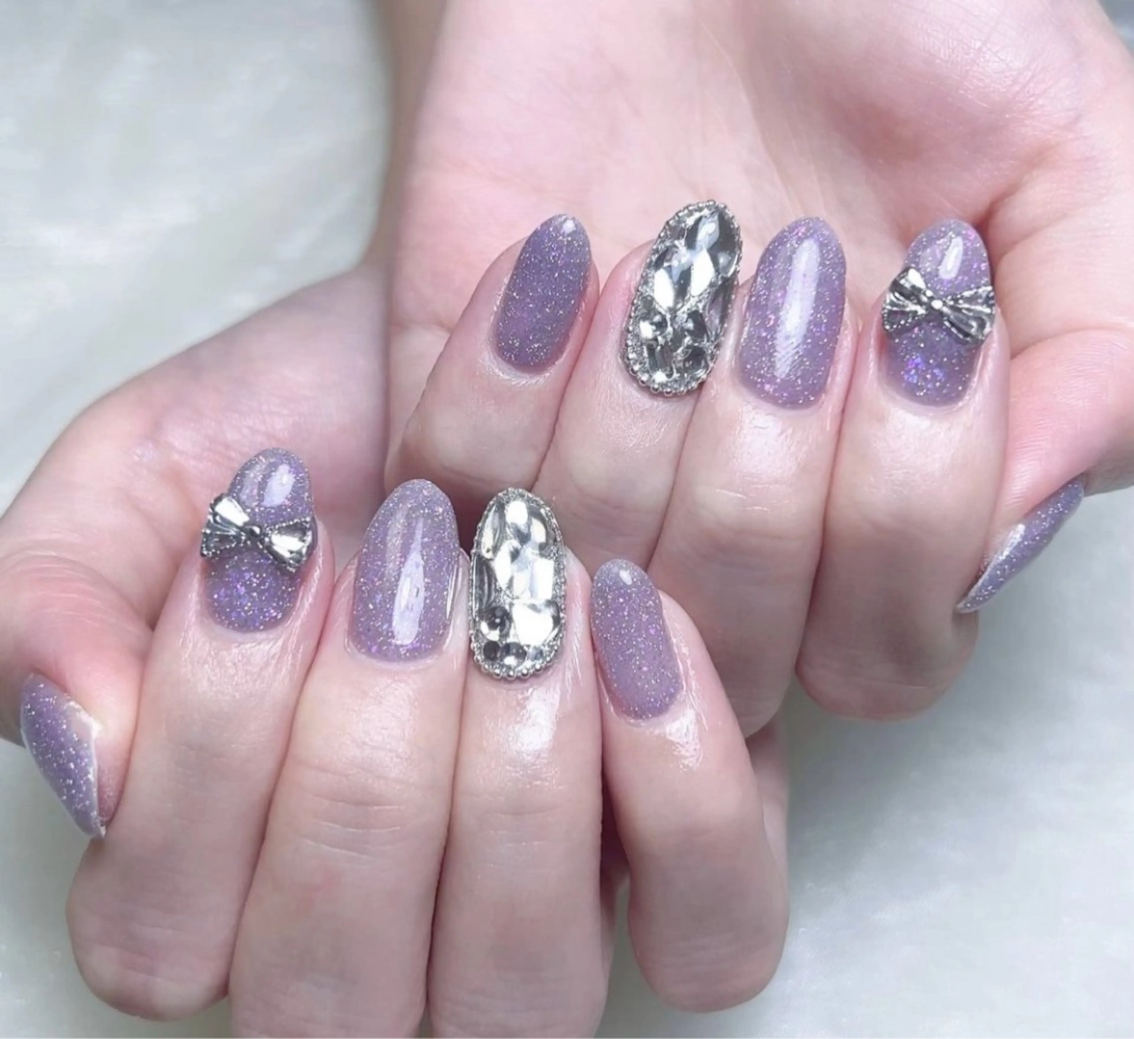 ワンカラーorラメ🩷と左右１本ずつ埋め尽くしデザインの写真