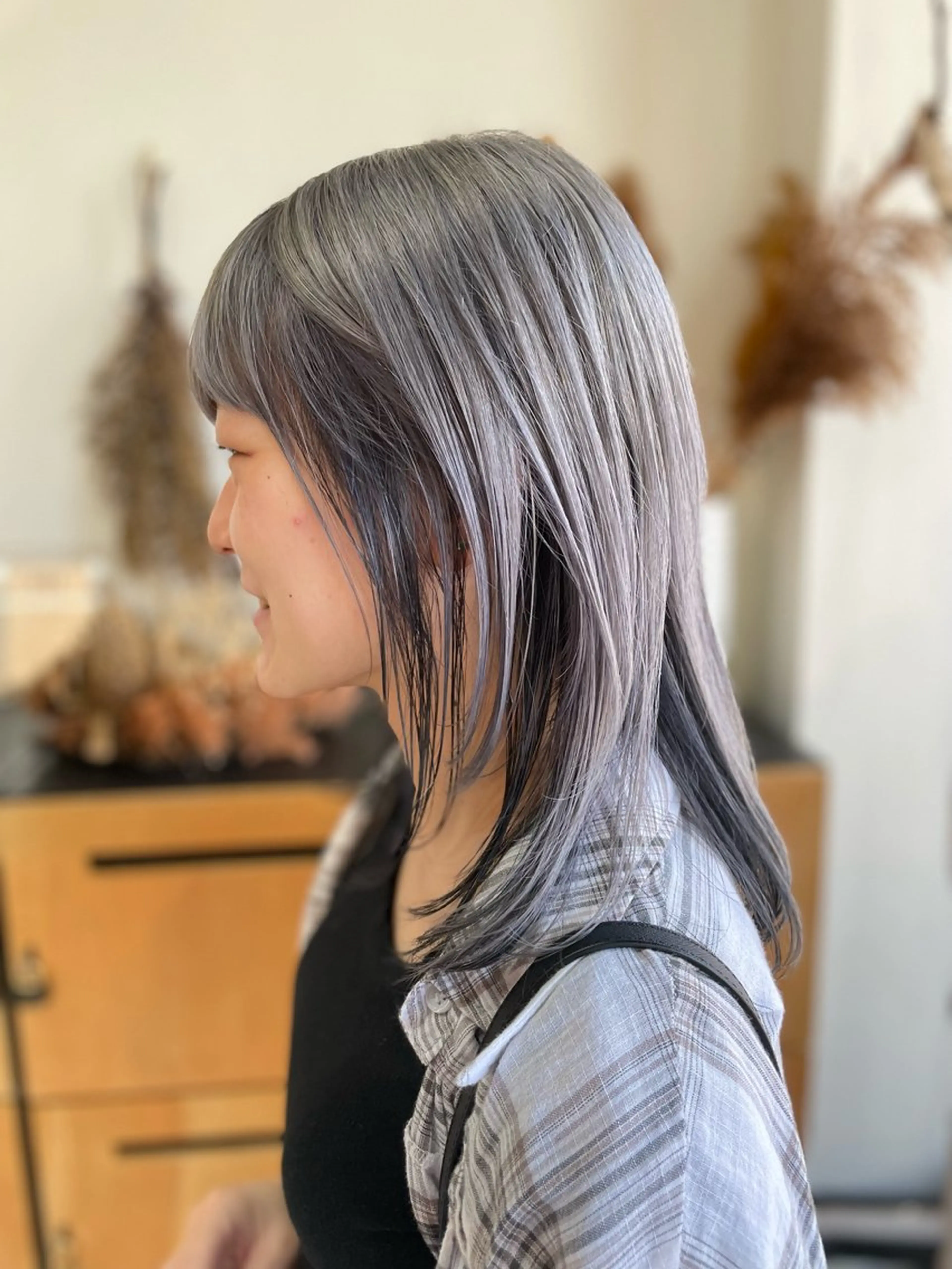 セミロング カラー 黒髪 インナーカラー シルバー ホワイトシルバー ヘアカラー 🎨カラー専門家🎨 チャーリーのヘアスタイル