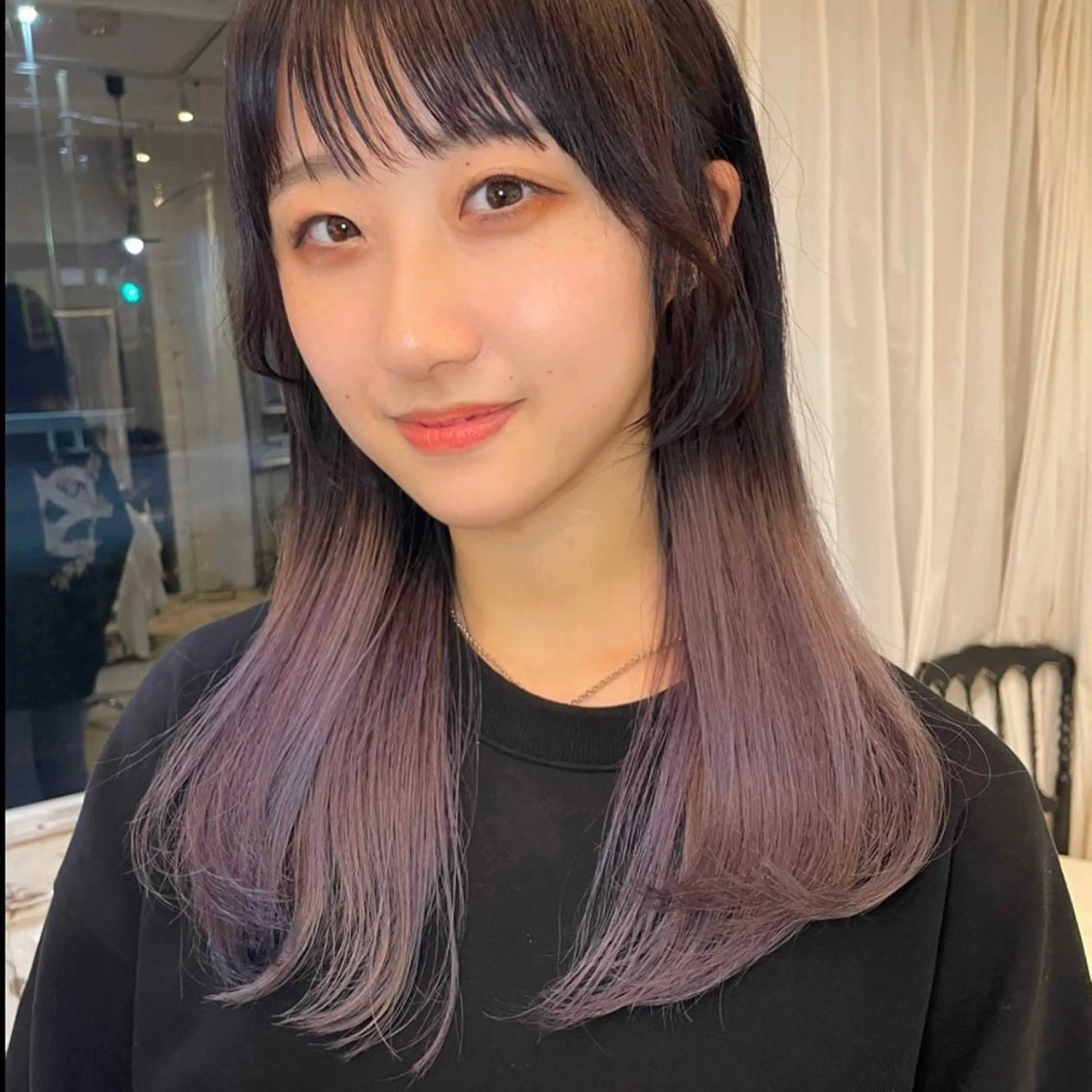 セミロング カラー グラデーションカラー 網谷 萌夏のヘアスタイル