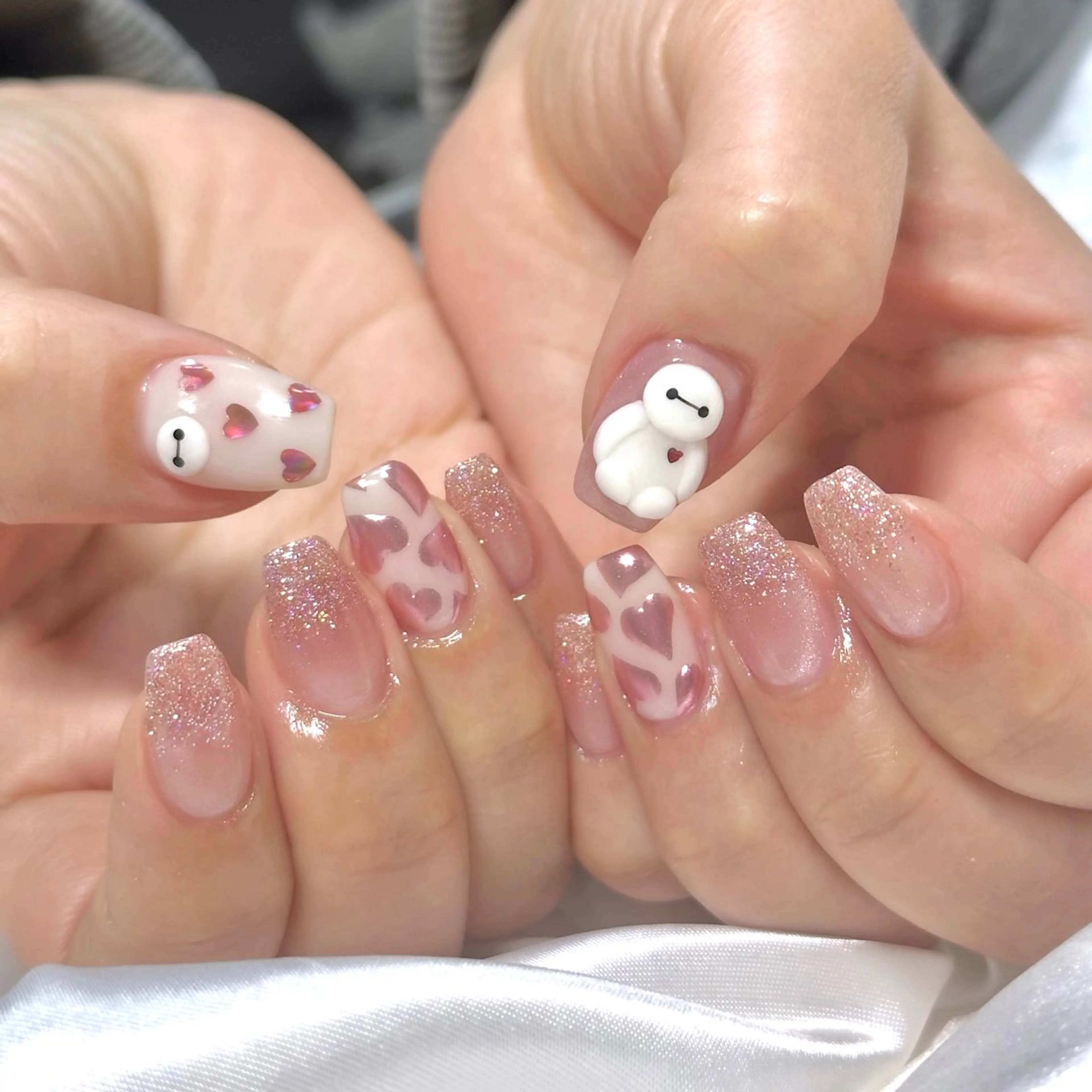 ネイル グラデーション ハート ラメ(グリッター) ラメグラデーション ピンク ハンドネイル OKIKA所属・【OKIKA】 らん🦖🌈🧡のマツエク・マツパデザイン