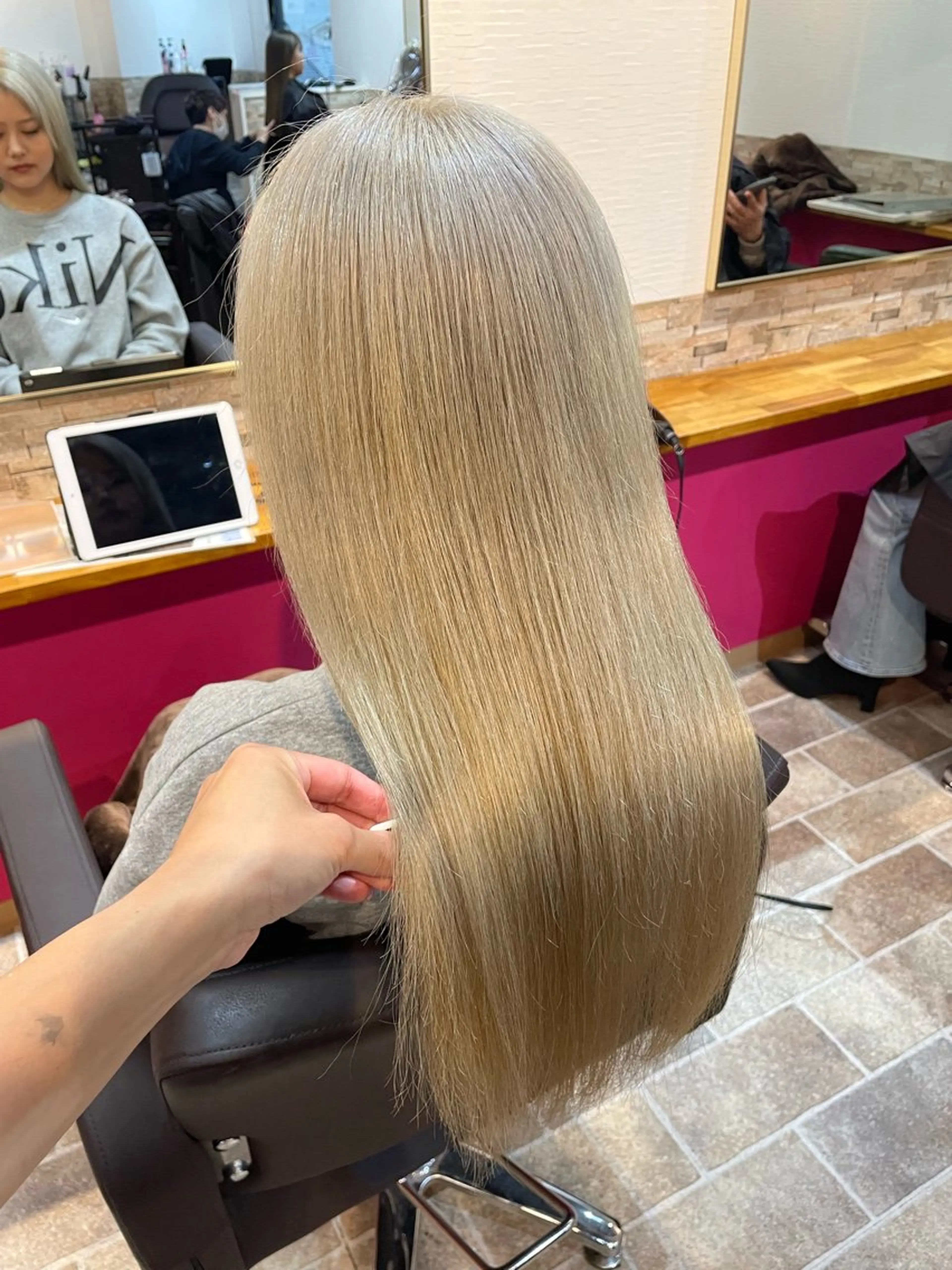 ロング カラー ブロンド ホワイトブロンド ヘアカラー YUI/ ブリーチカラー🌷のヘアスタイル