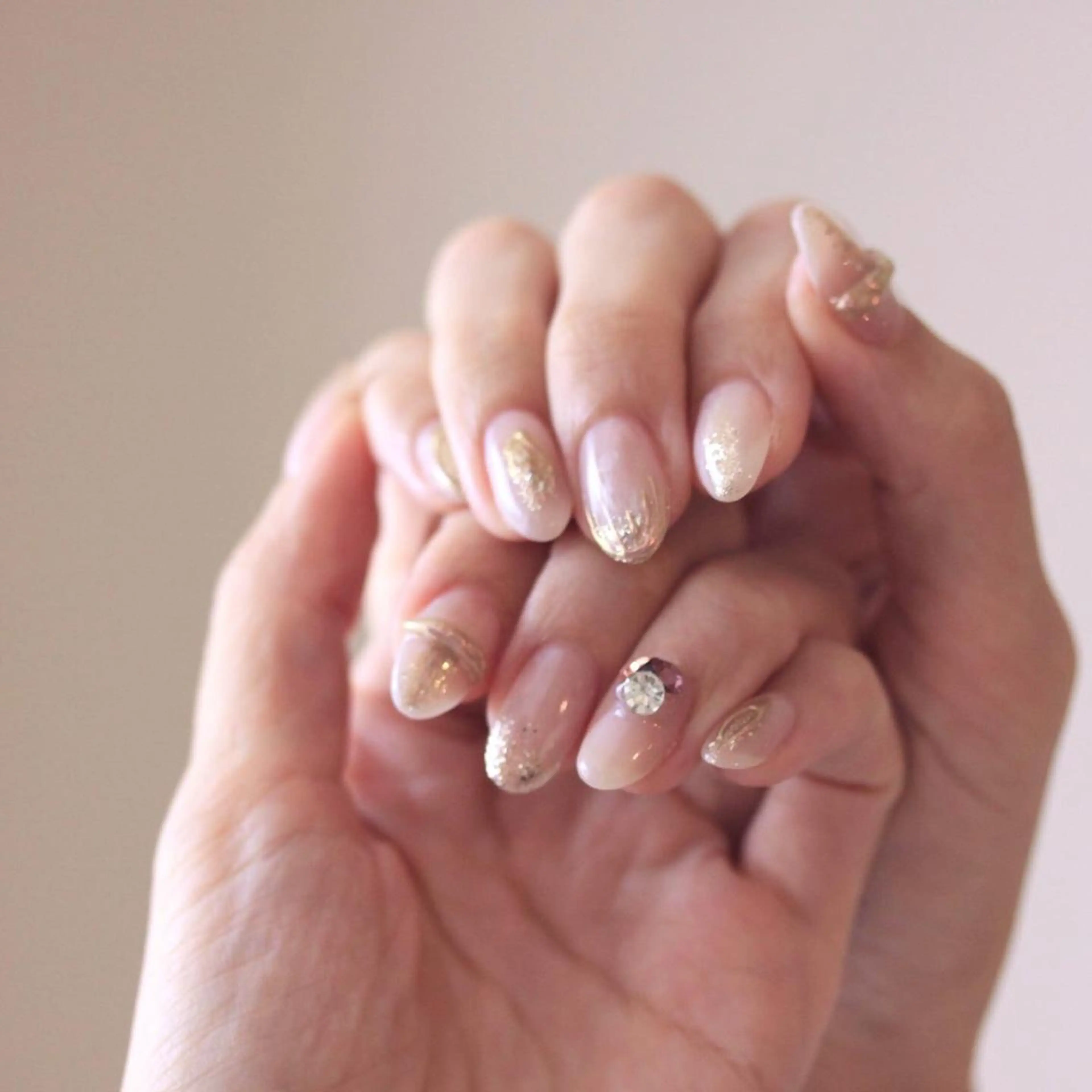 ネイル 氷ネイル・うるうるネイル ニュアンスネイル オフィスネイル ピンク シンプルネイル Elio所属・Elio 国泰寺のネイルデザイン