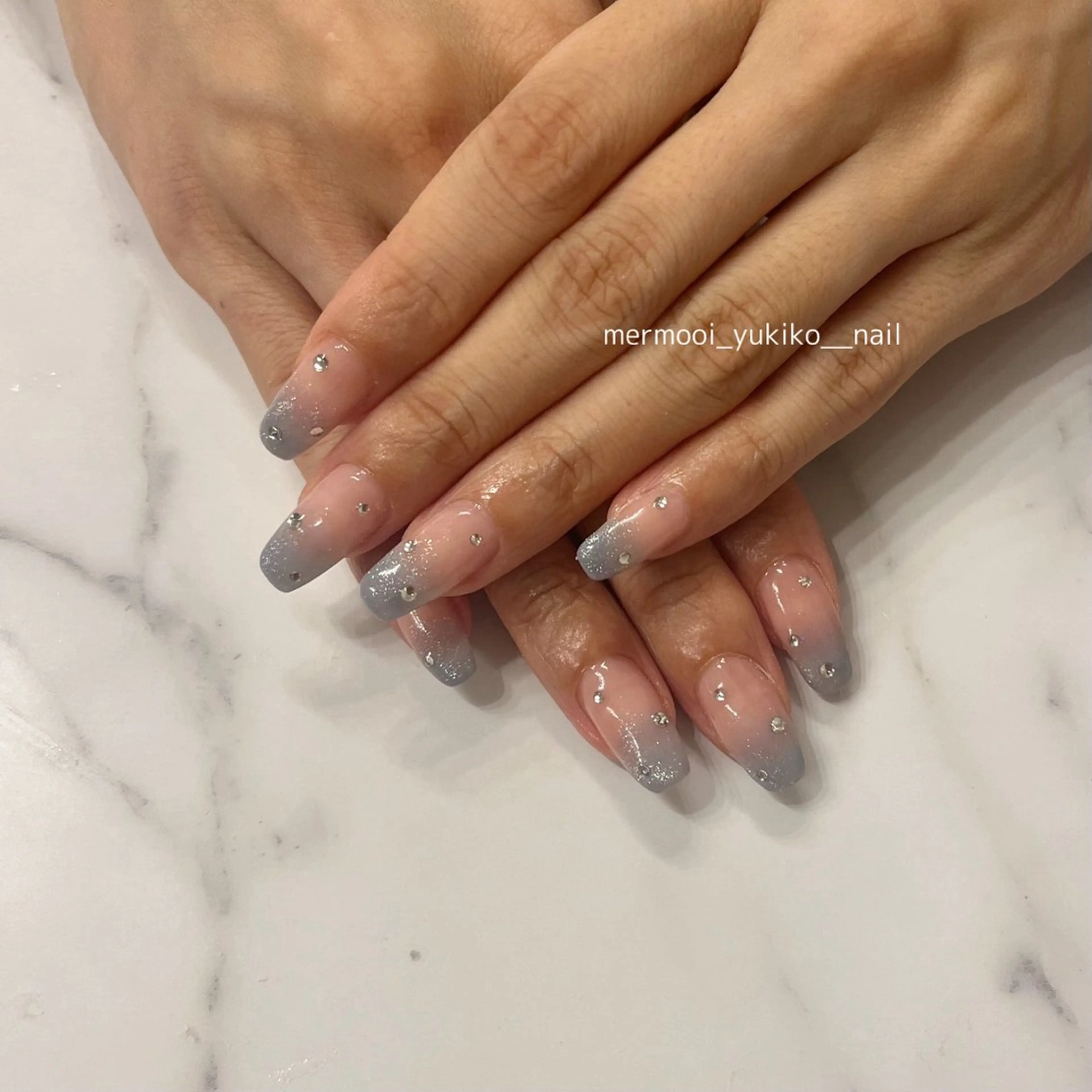 ネイル ブルー キラキラネイル マグネットネイル ニュアンスネイル ワンホンネイル melumooi nailのネイルデザイン
