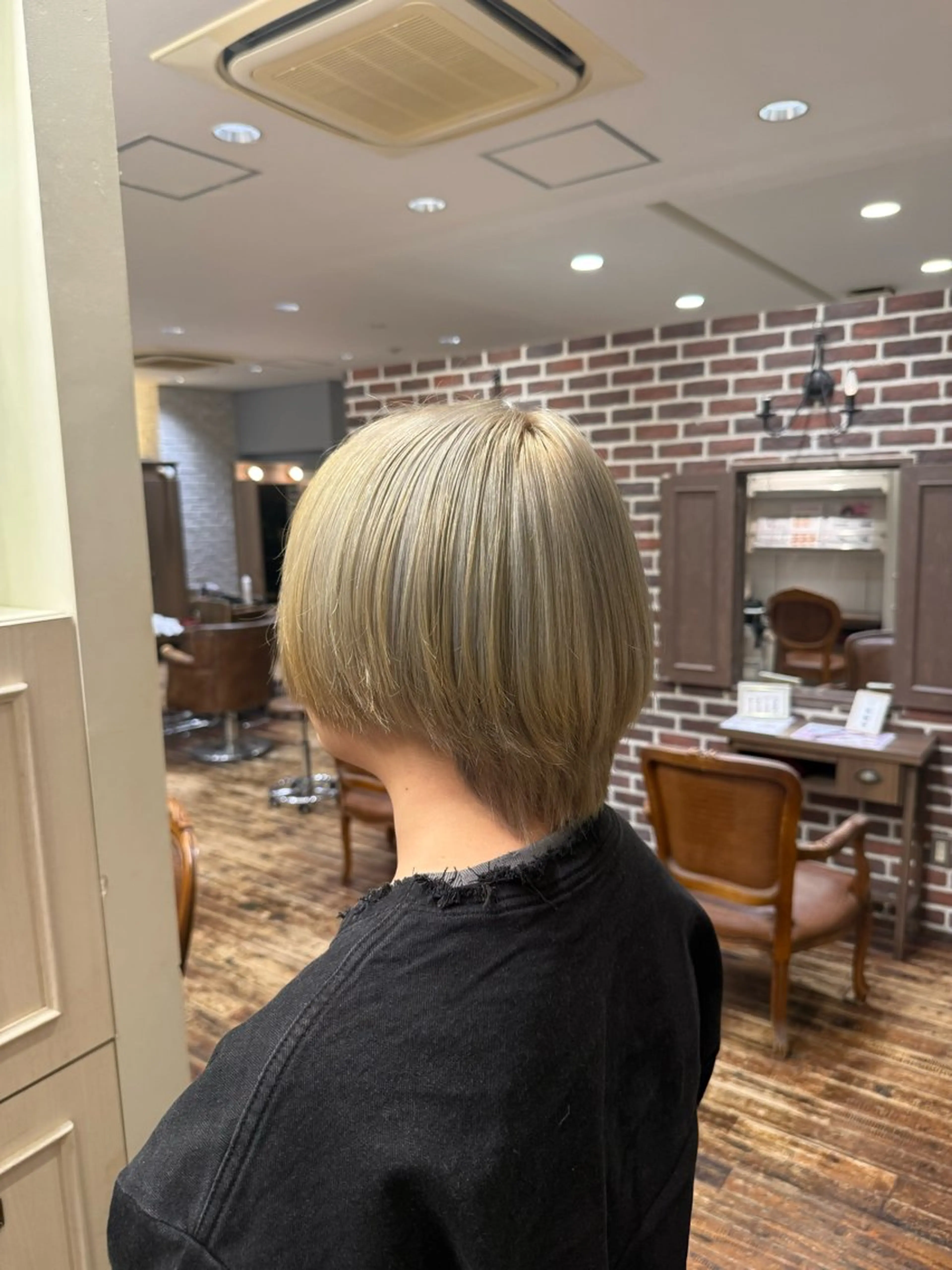 ショート カラー ｢韓国風・ハイトーン ベージュカラー｣サナのヘアスタイル