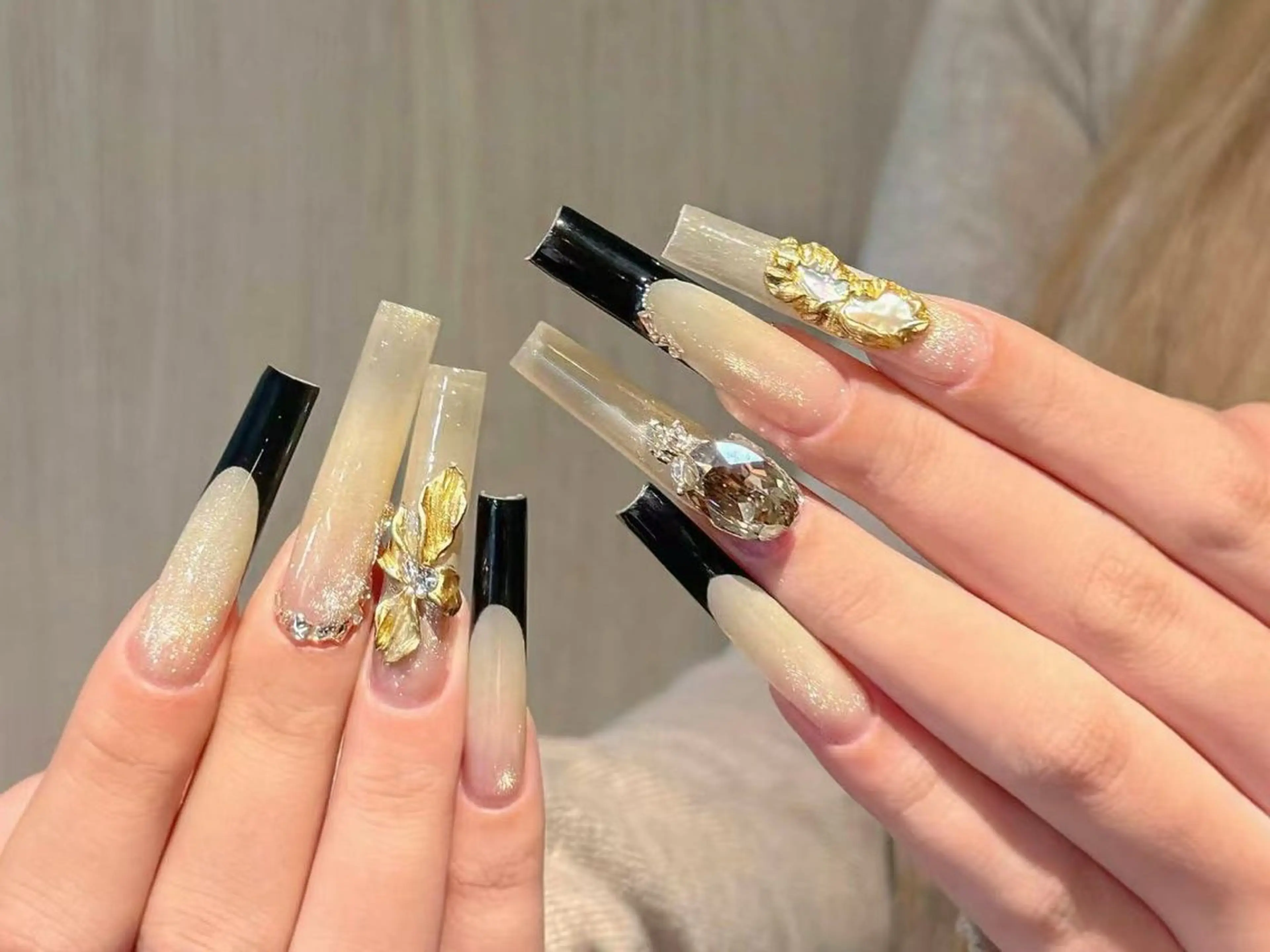 ネイル フレンチネイル ゴージャス ラメ(グリッター) ロングネイル ハンドネイル ハンドケア DarkHoney 池袋店のネイルデザイン