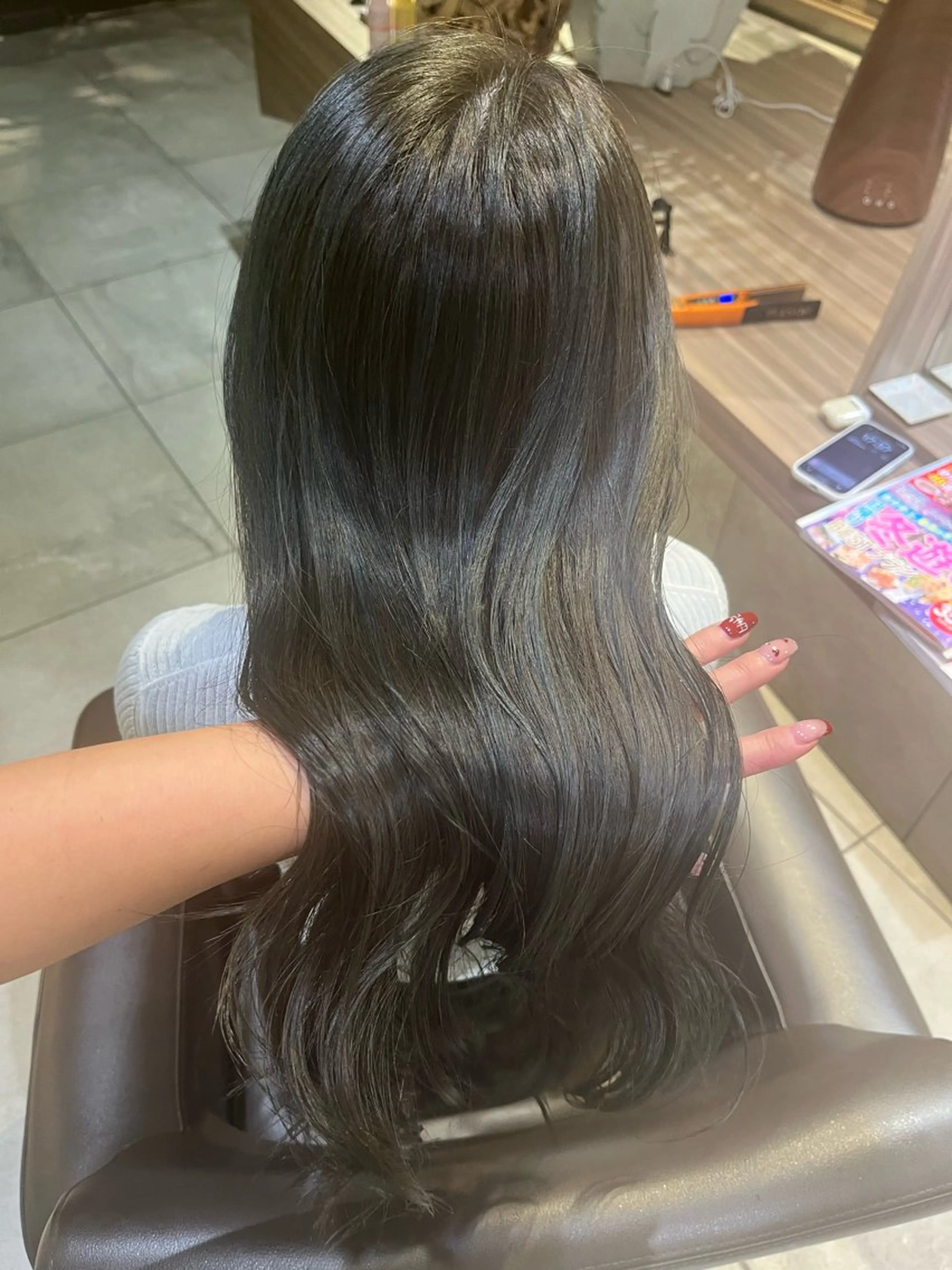 ロング カラー グレージュ カーキグレージュ ヘアカラー トリートメント 川越 輝梨奈のヘアスタイル