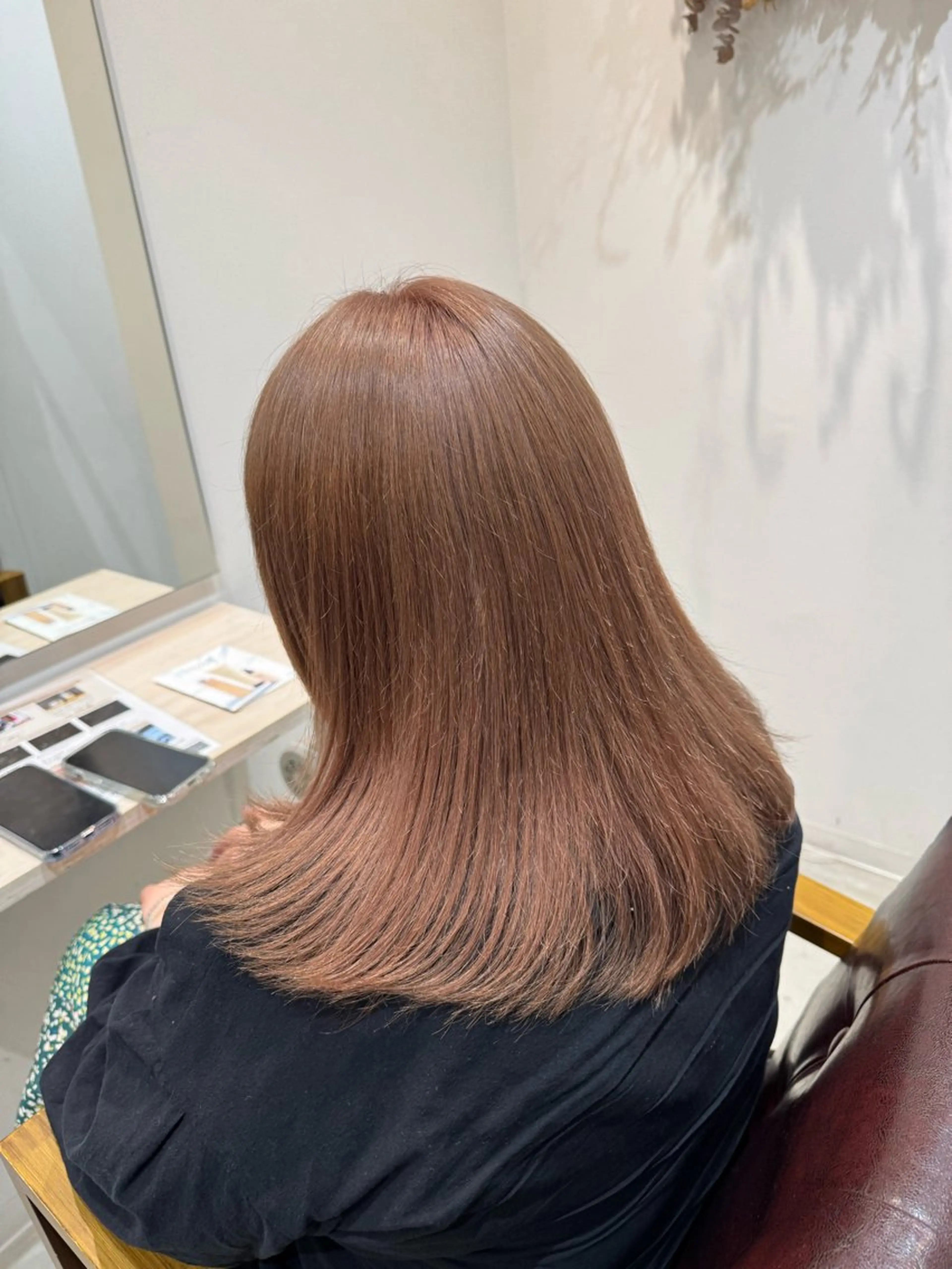 ミディアム カラー 切りっぱなしボブ ミディアムパーマ バレイヤージュ ベージュカラー ブリーチ ほの カラー特化/ ブリーチ/ボブのヘアスタイル