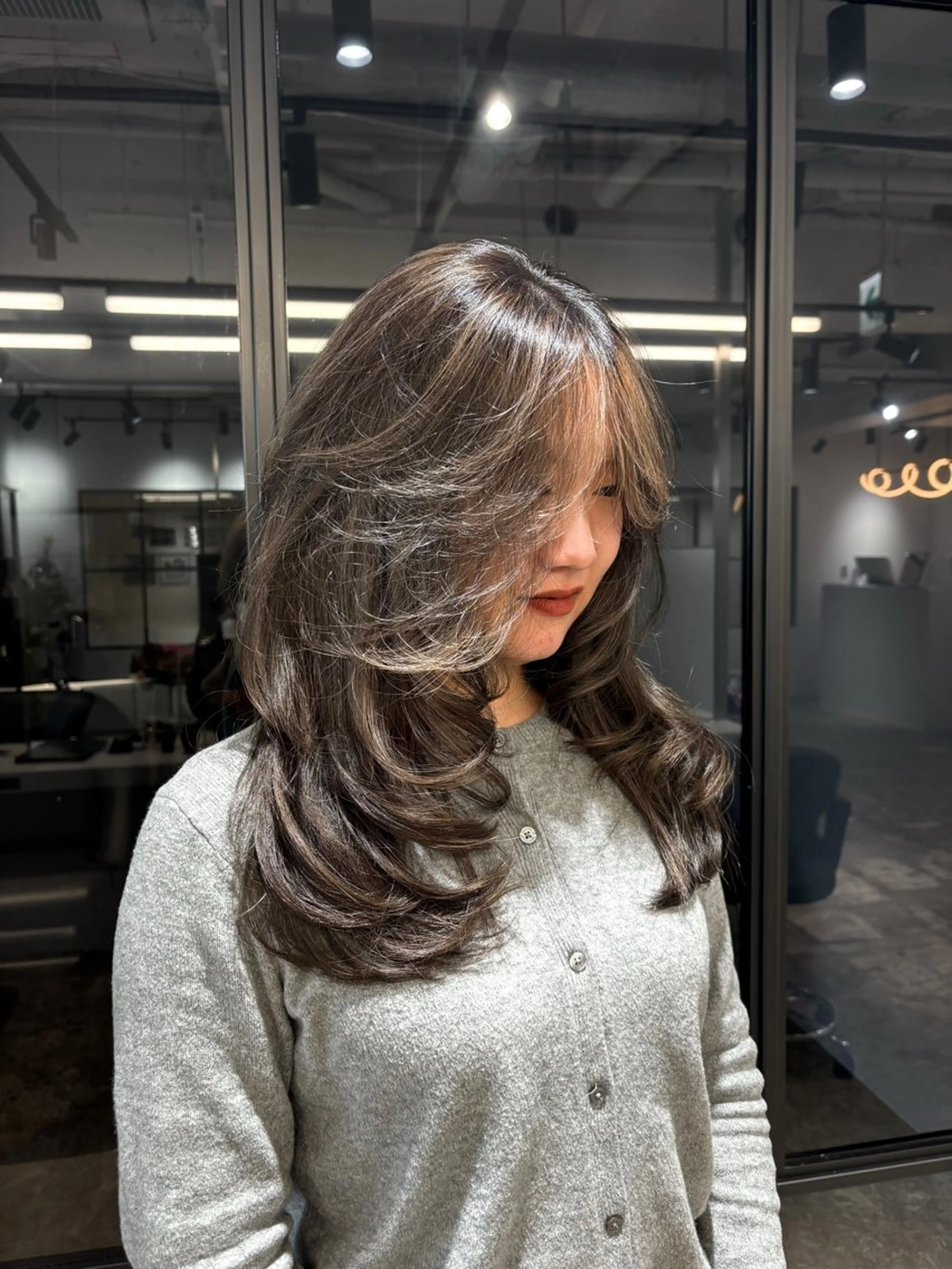 セミロング カット ヘアカラー karin🪩海外風 バタフライカットのヘアスタイル