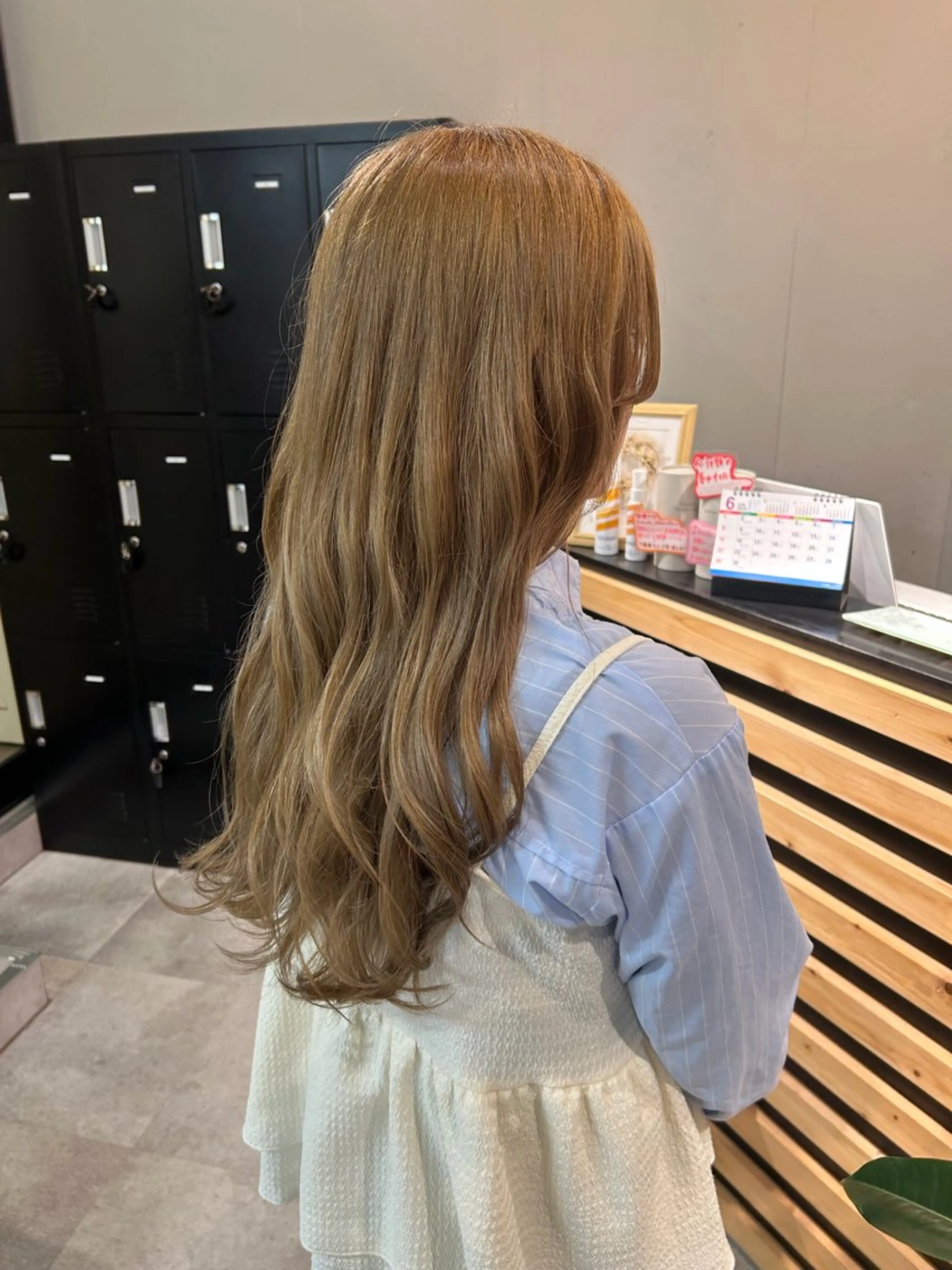 ミディアム カラー ベージュカラー ミルクティーベージュ ヘアカラー トリートメント ウルフカット レイヤーカット上柿のヘアスタイル