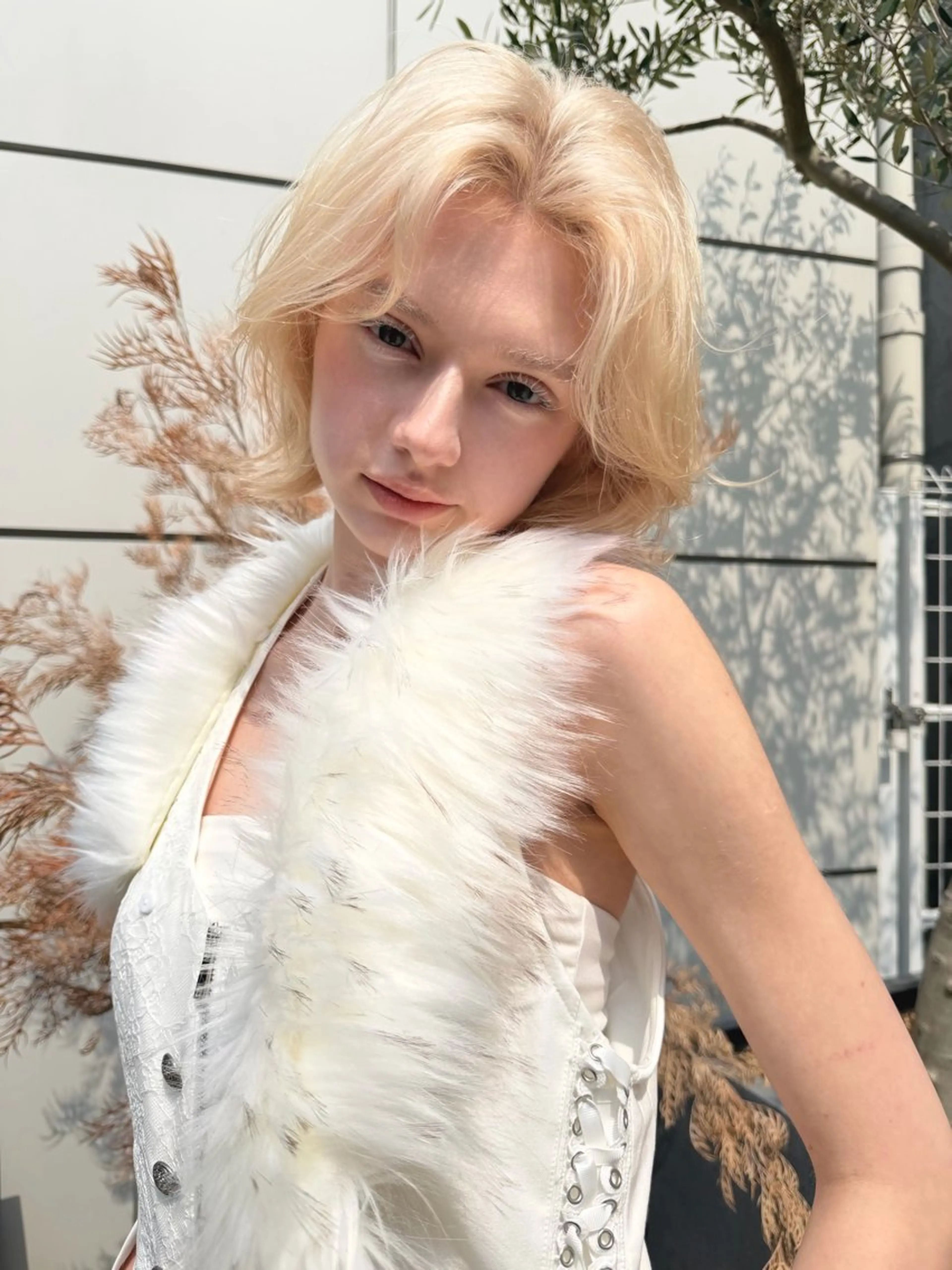 ミディアム カラー カット ヘアカラー トリートメント 抜きっぱなしブロンド /ハイトーン/カナタのヘアスタイル