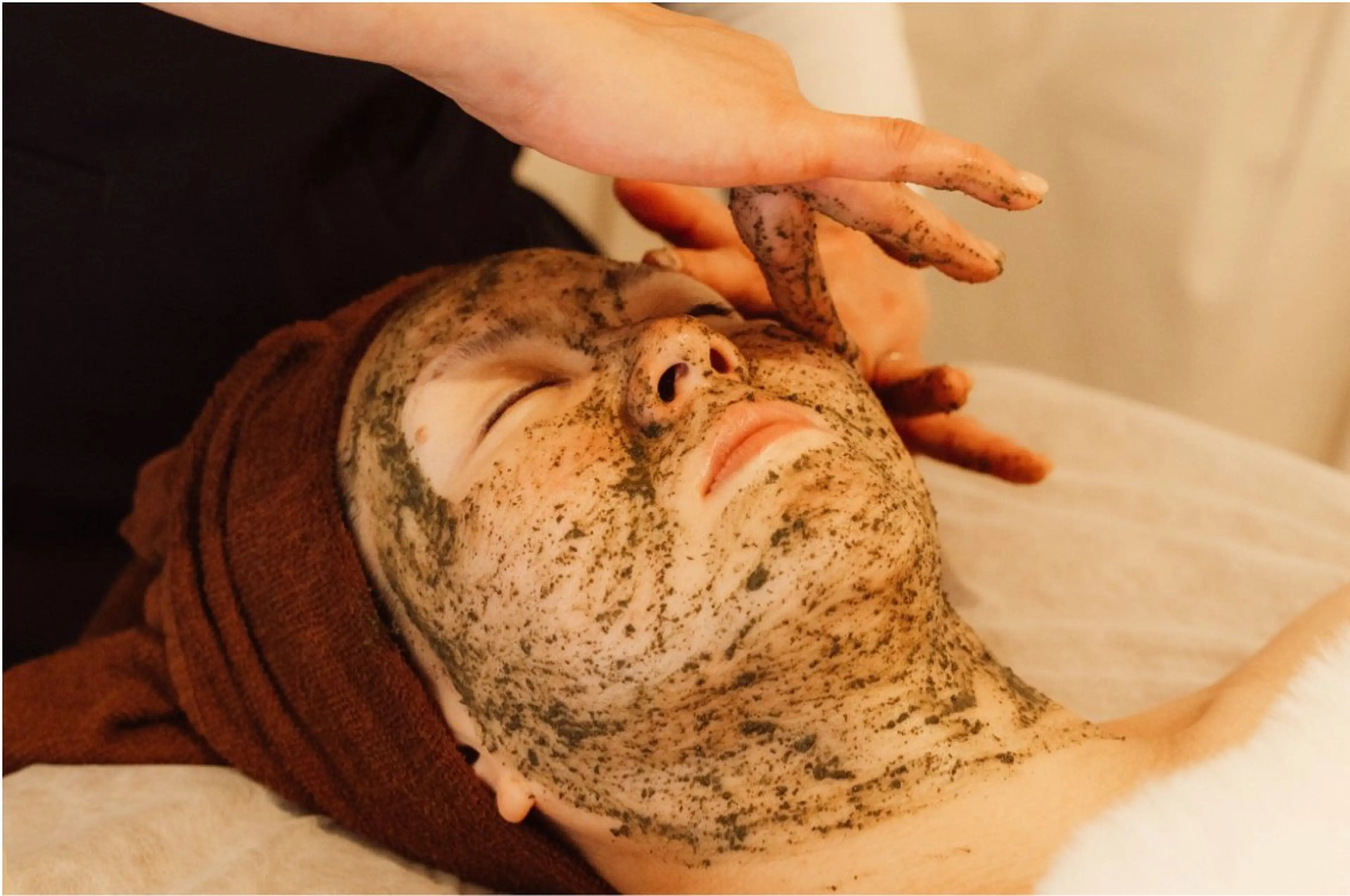 お首までしっかり【剥けない次世代ハーブピーリング】でスベスベ素肌間違いなし!オーダーメイドのお悩み別OP1つプレゼントの写真