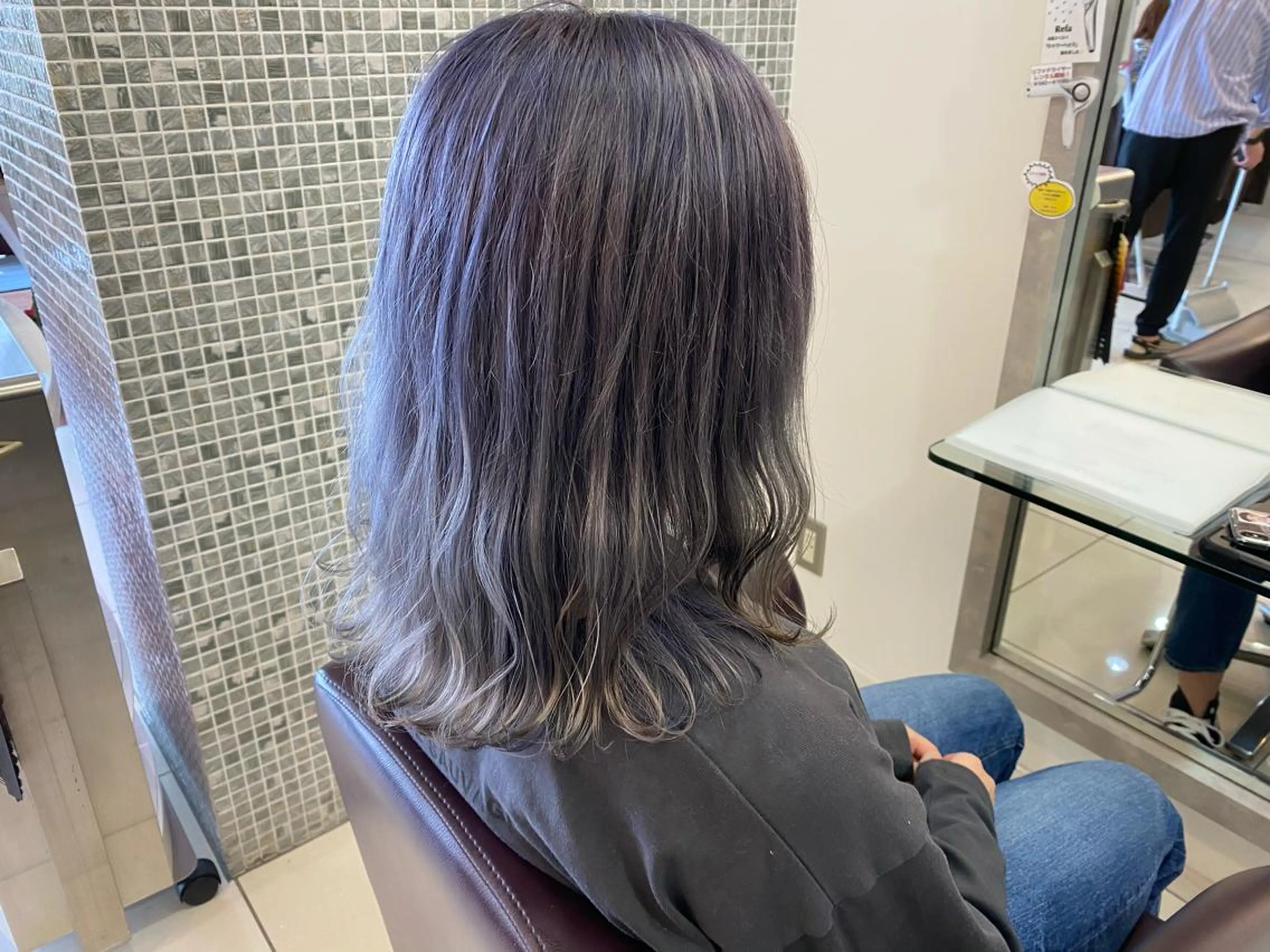 セミロング カラー アッシュ ブリーチ シルバー シルバーアッシュ カット ヘアカラー トリートメント 鈴木 翔梧のヘアスタイル