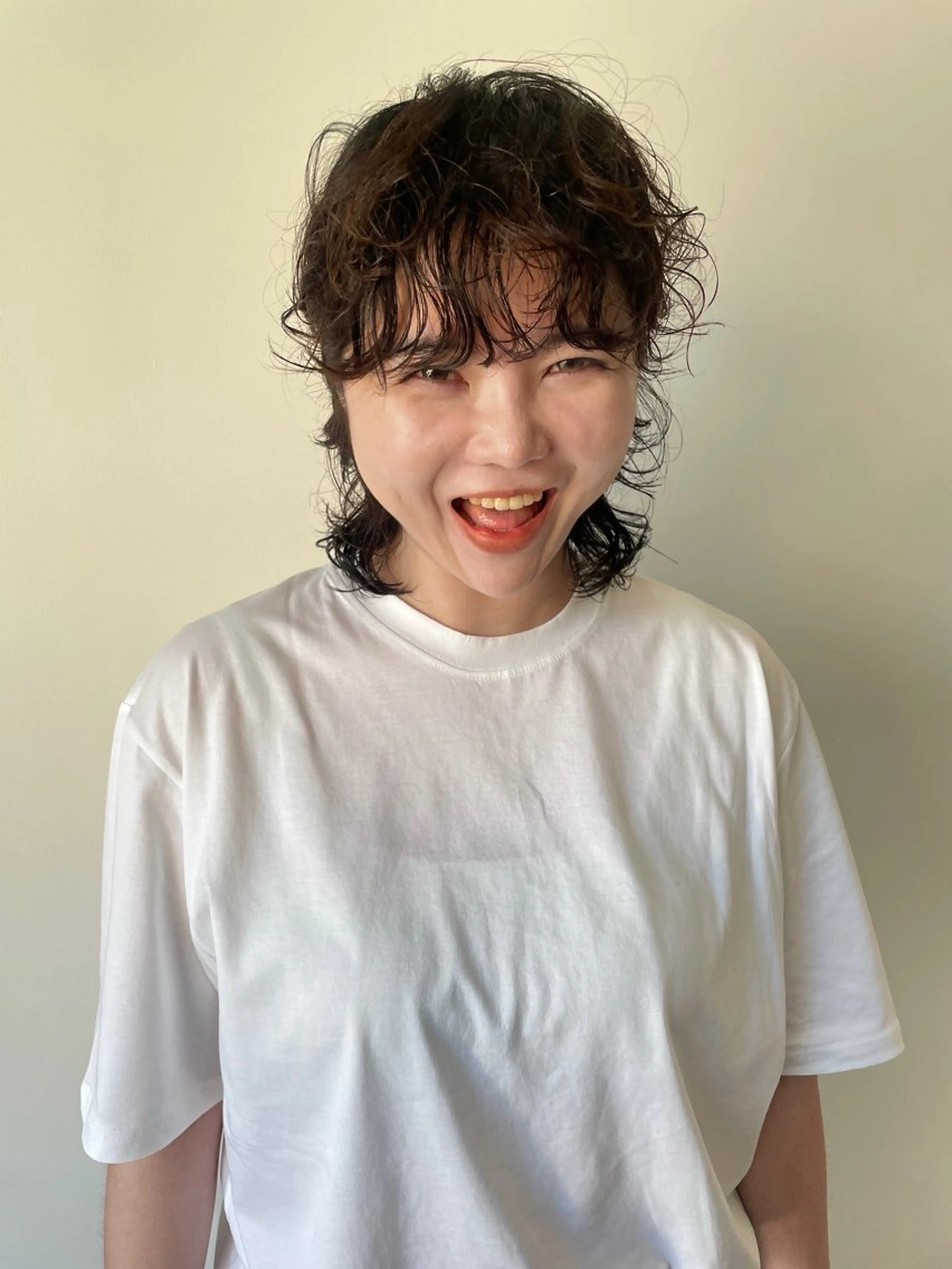 ミディアム パーマ ミディアムパーマ ブリーチなし 寒色カラーのヘアスタイル