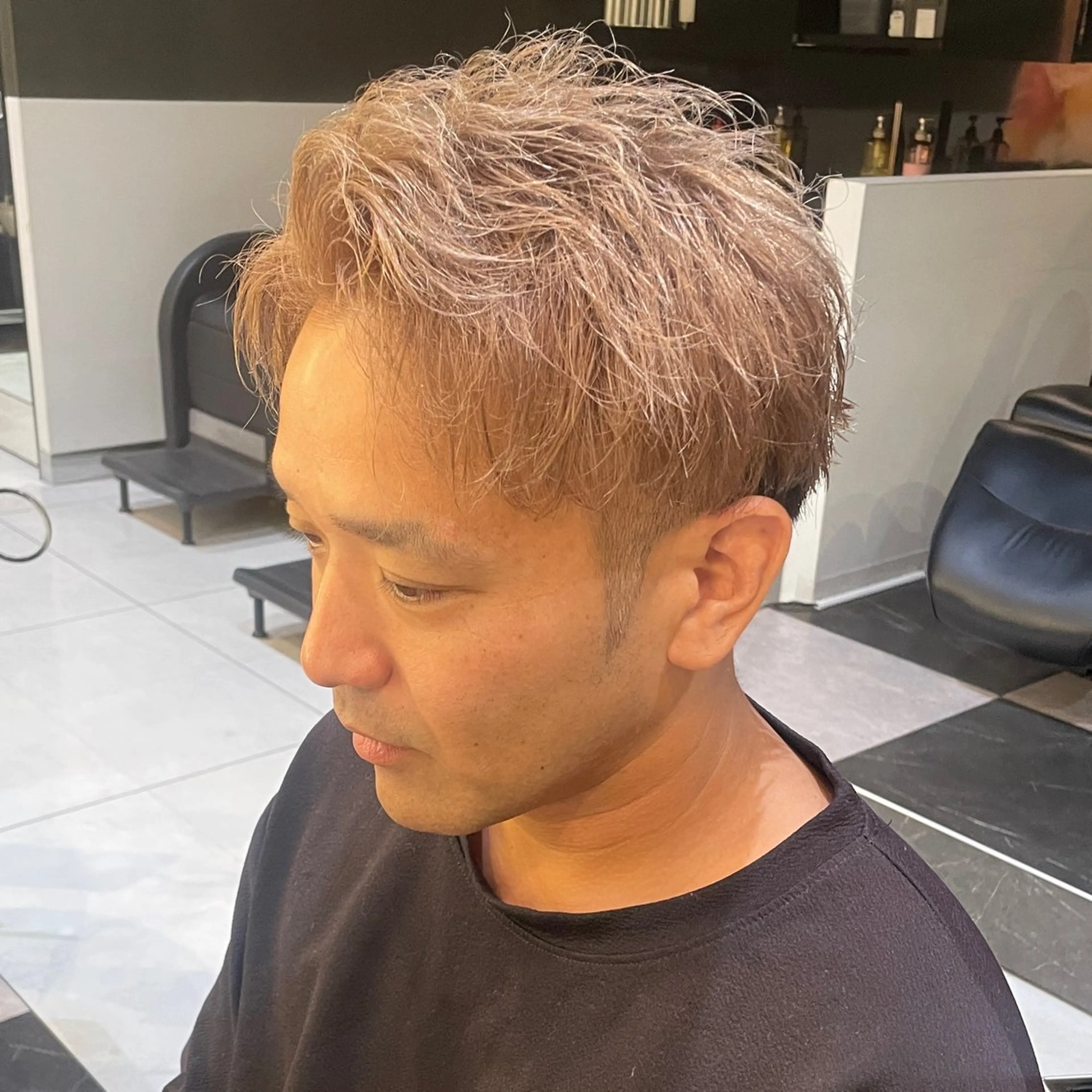 ショート カラー メンズ メンズブリーチ ベージュカラー ブリーチ イルミナカラー カット ヘアカラー メンズヘア特化 崎田 成人のヘアスタイル