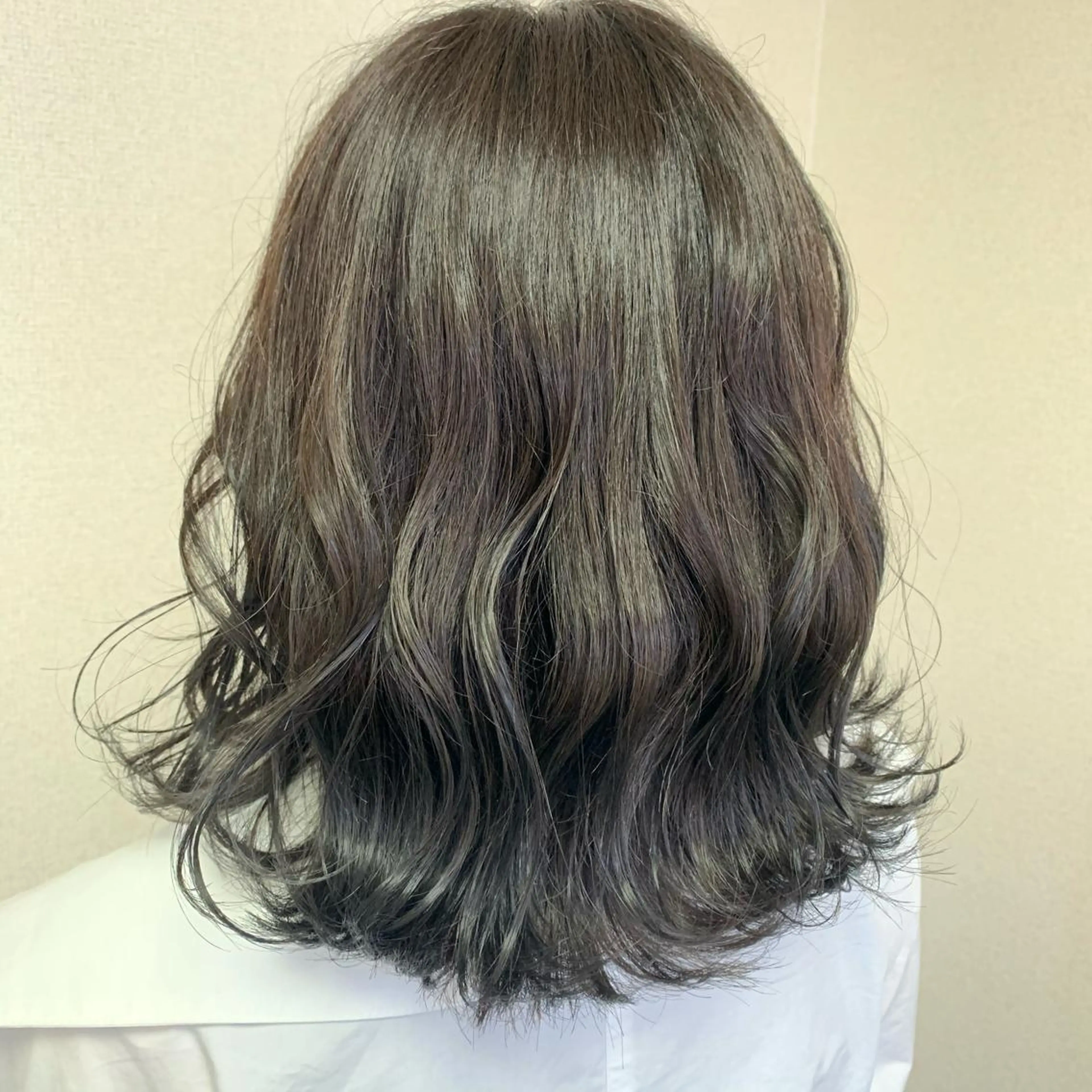 ミディアム アッシュ アッシュグレー 髪質改善お任せ ください♪ひとみのヘアスタイル