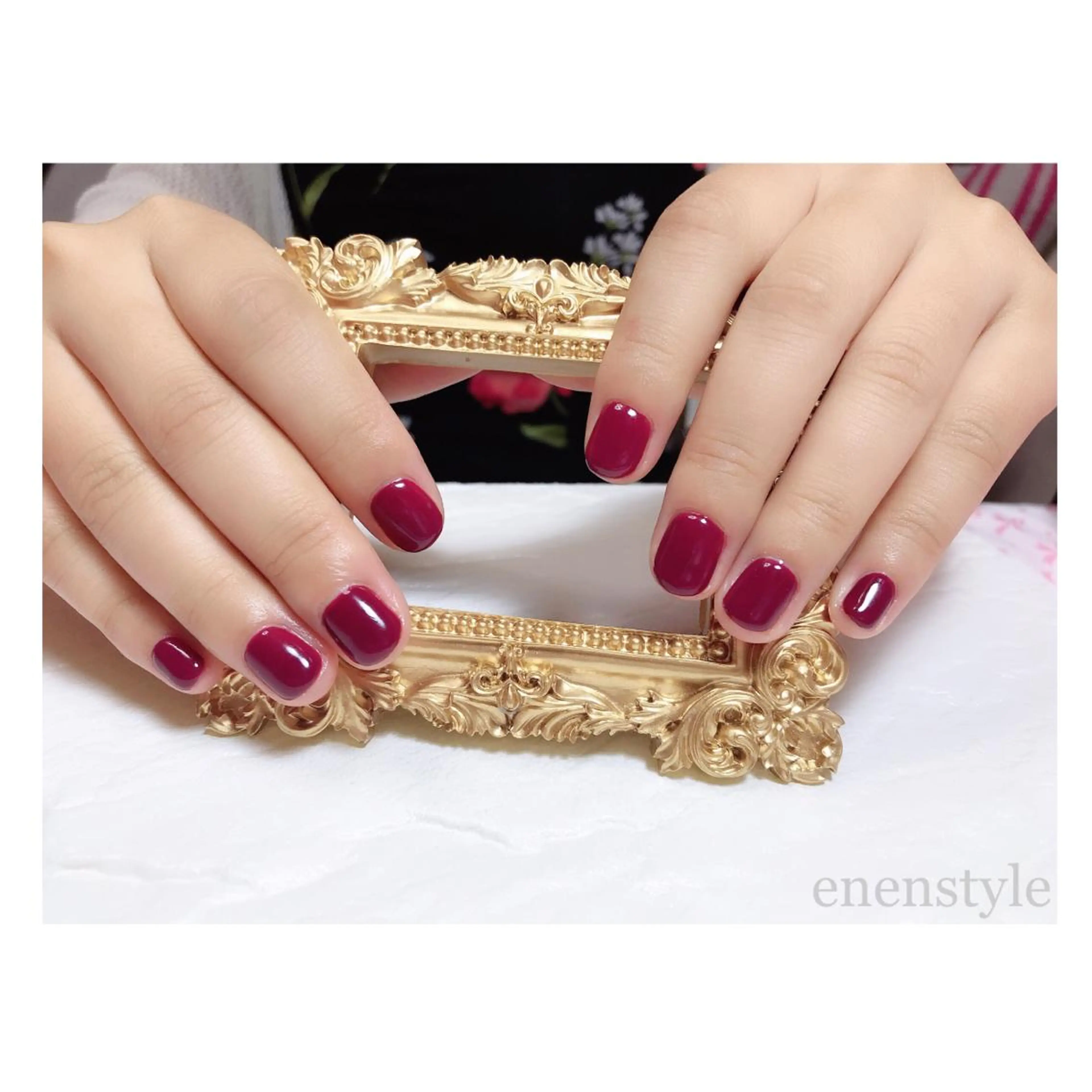 ショート ネイル ジェルネイル ニュアンスネイル オフィスネイル 赤色 シンプルネイル 👑enen style👑のネイルデザイン