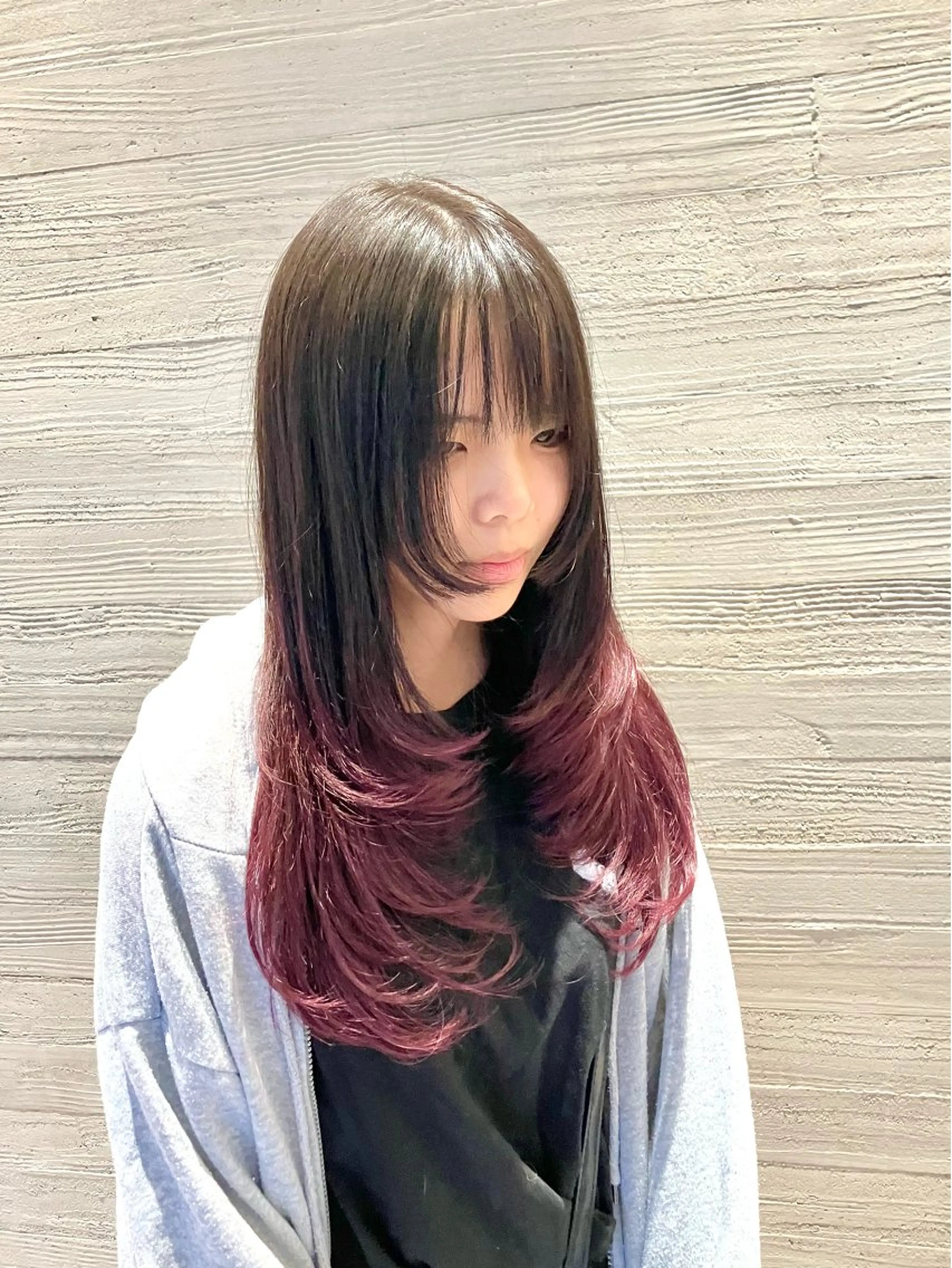 ロング カラー カシス レッドカラー レイヤーカット サキ🤍ハイトーン 🩰くびれ巻きヘアのヘアスタイル