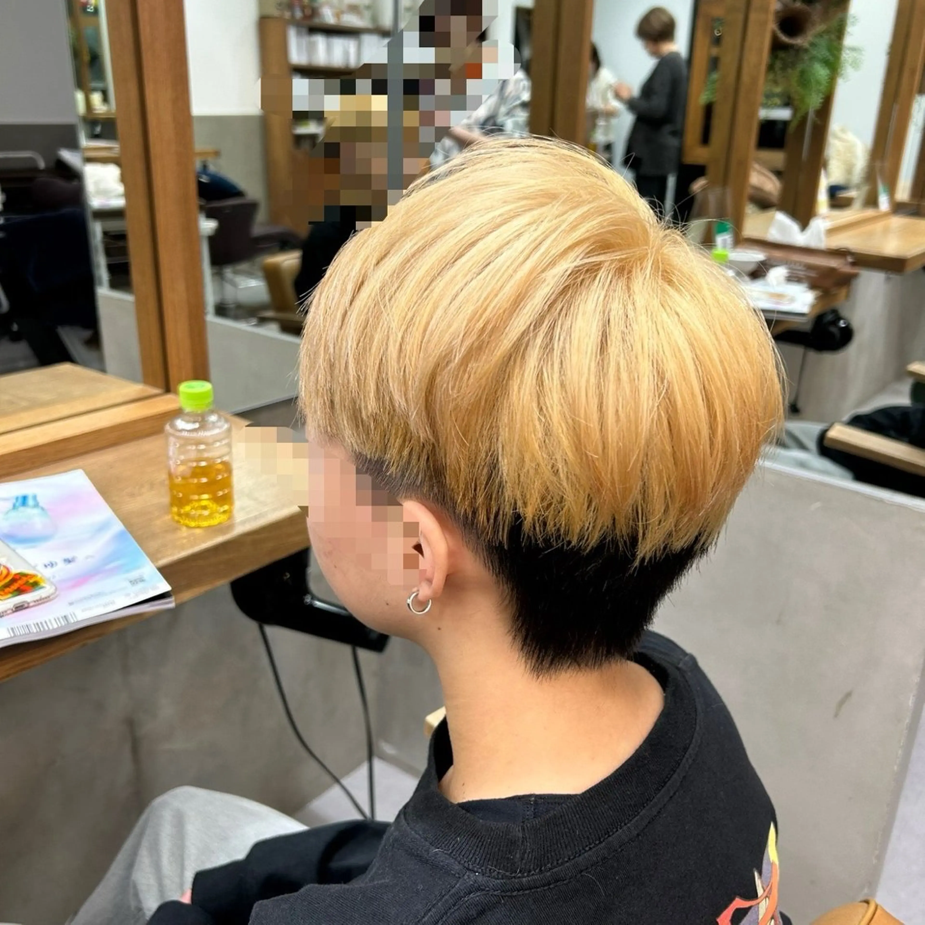 ショート カラー ブリーチ 抜きっぱなしブロンド ブロンド カット ヘアカラー トリートメント 若狭 彩花のヘアスタイル