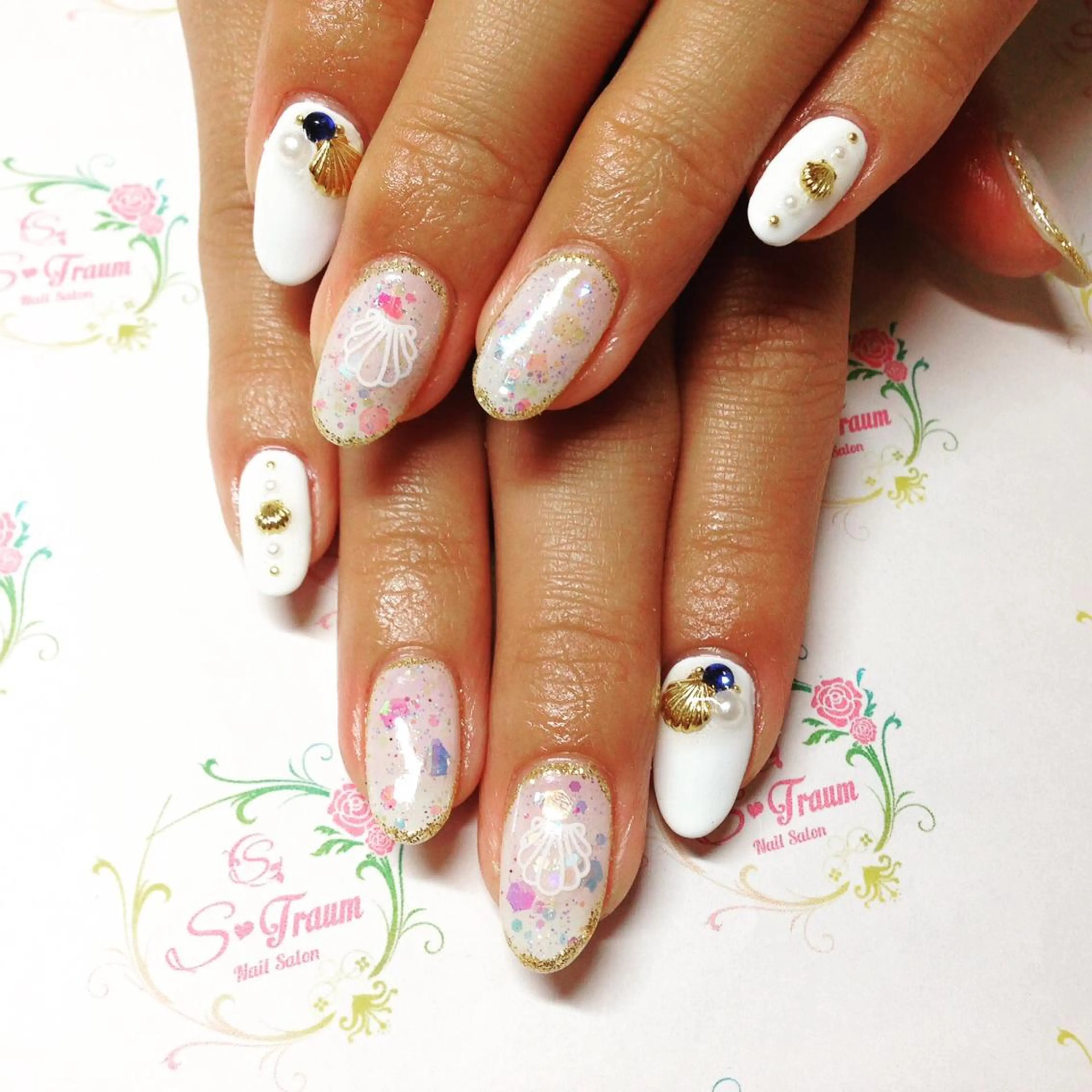 ネイル ホログラムネイル 夏ネイル ホワイト Nail Salon S-Traumのネイルデザイン