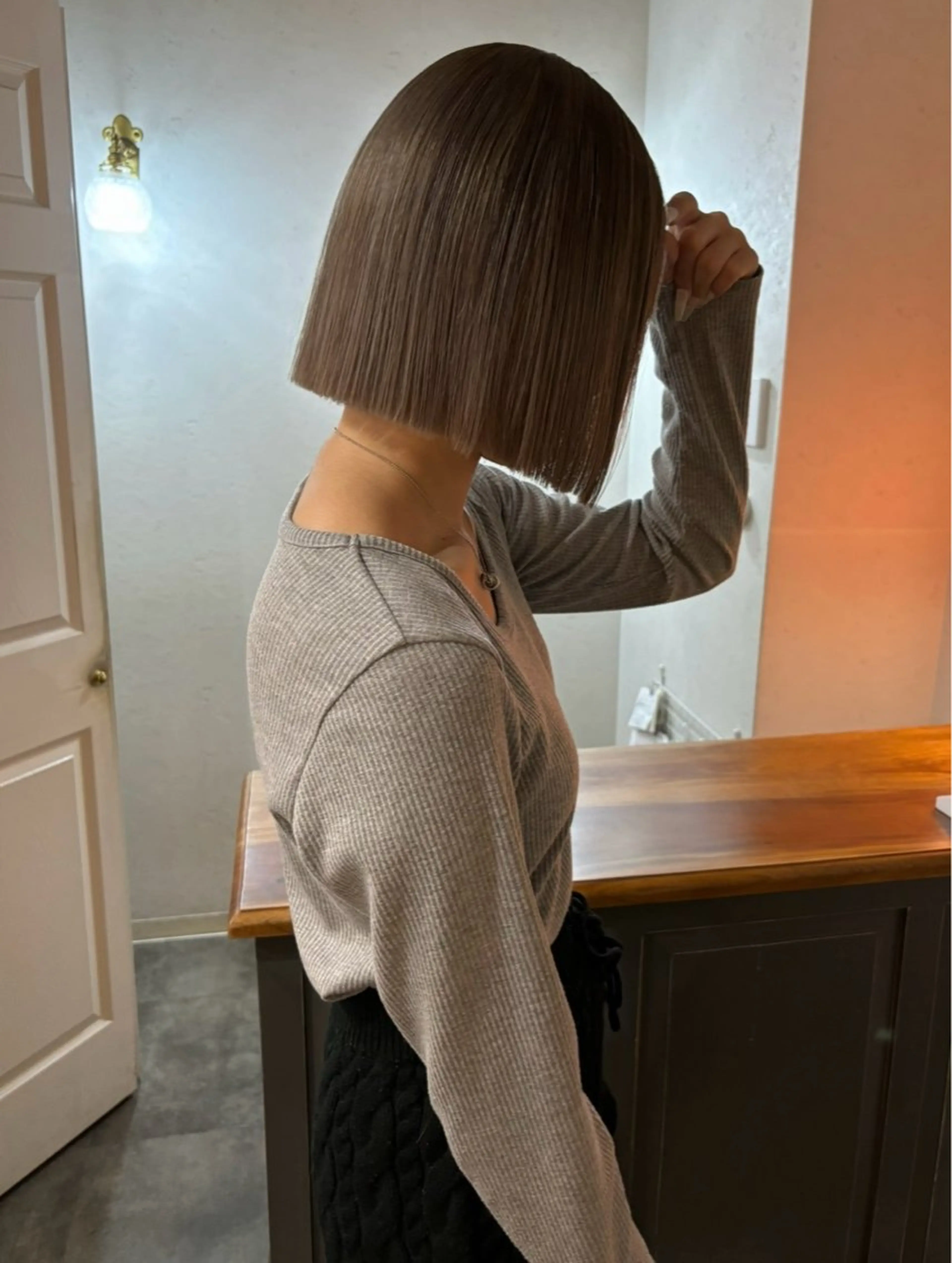 ショート カラー ブリーチ 透明感カラー グレージュ ボブ 林　蓮／レイヤー ／透明感カラーのヘアスタイル