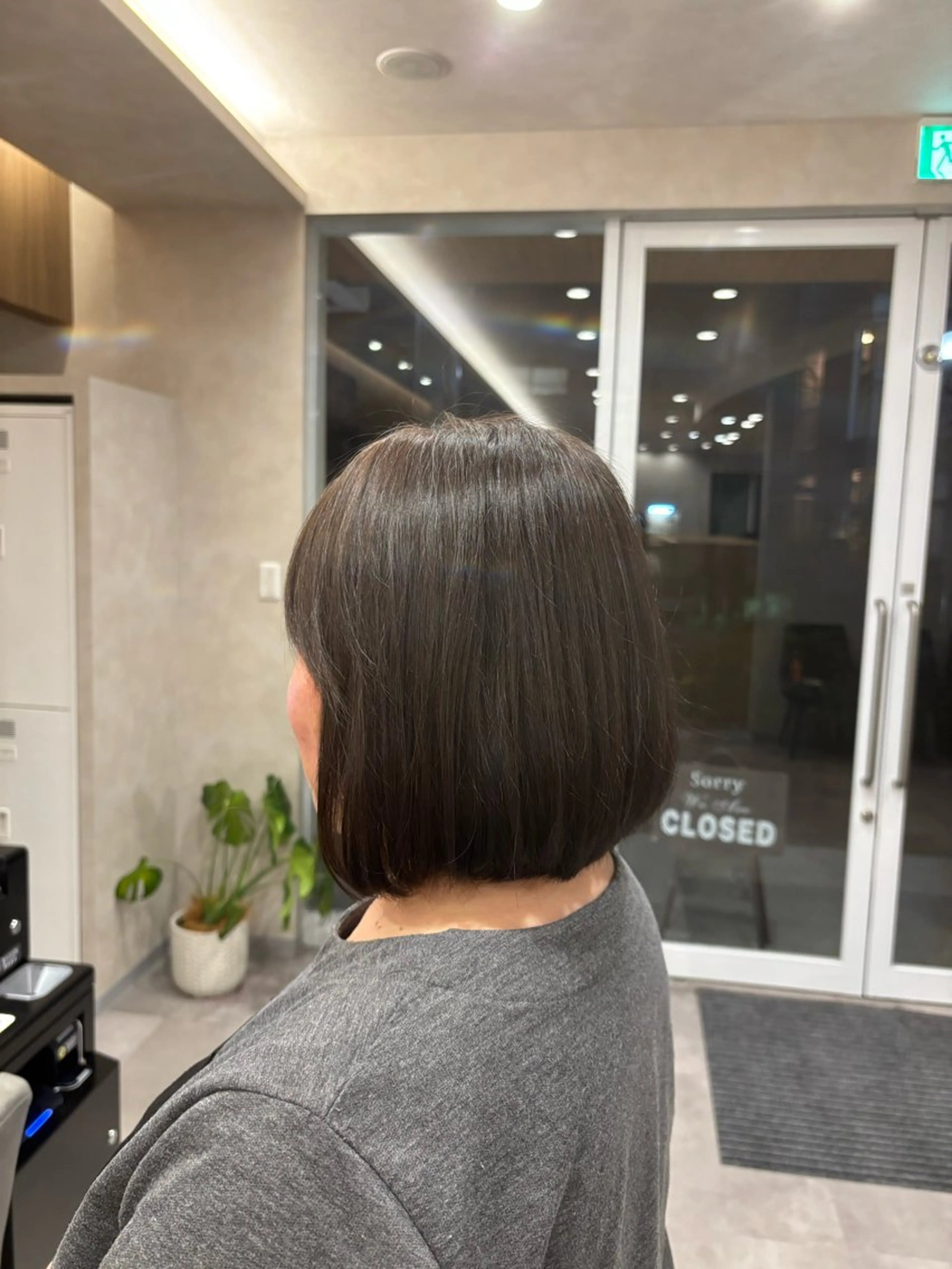 カット +ワンカラー (透明感のあるアディクシーカラー、頭皮や髪の毛に優しいオーガニックカラー使用）の写真