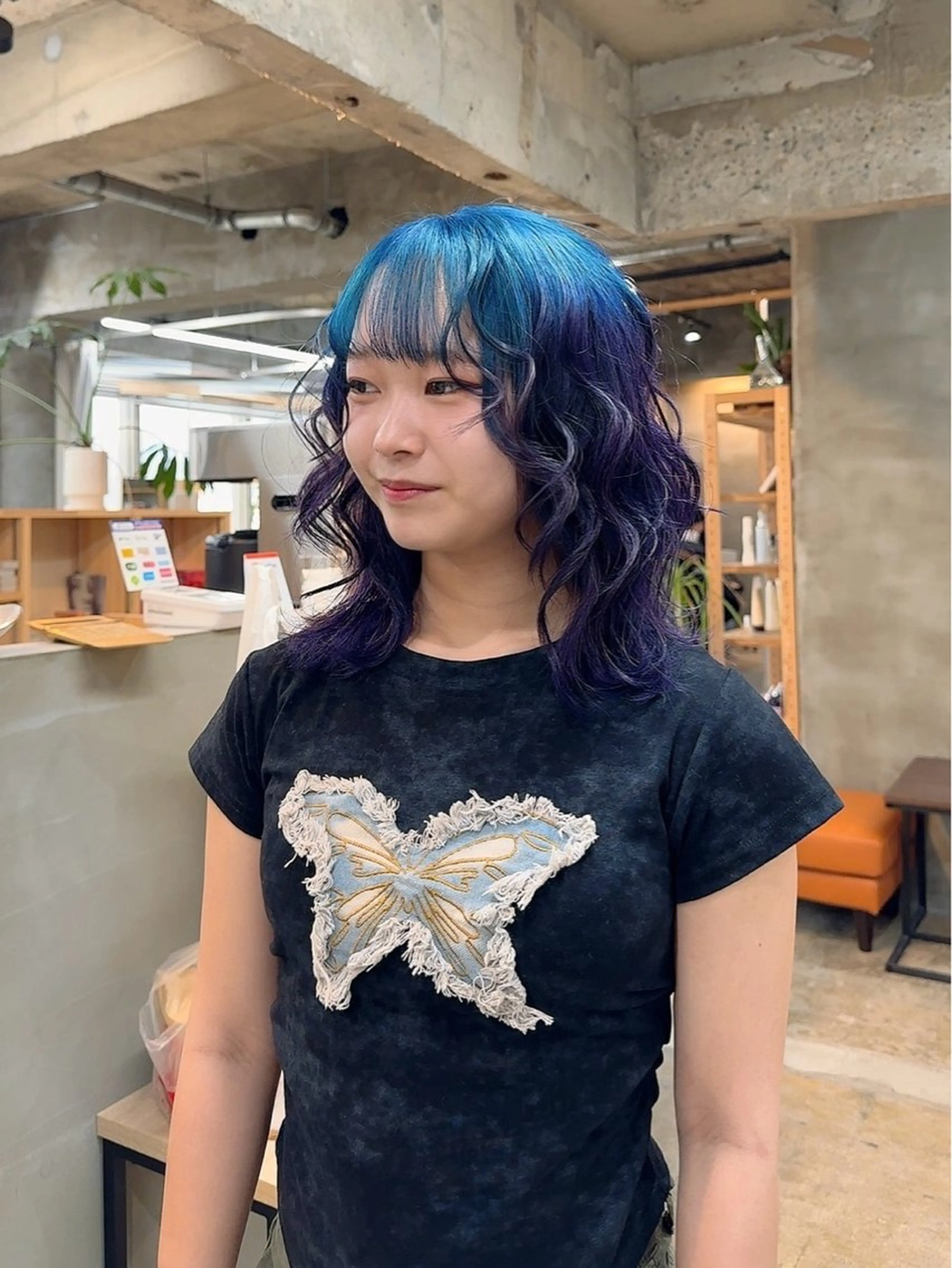 ミディアム 茜璃/ブリーチカラー /レイヤーカットのヘアスタイル