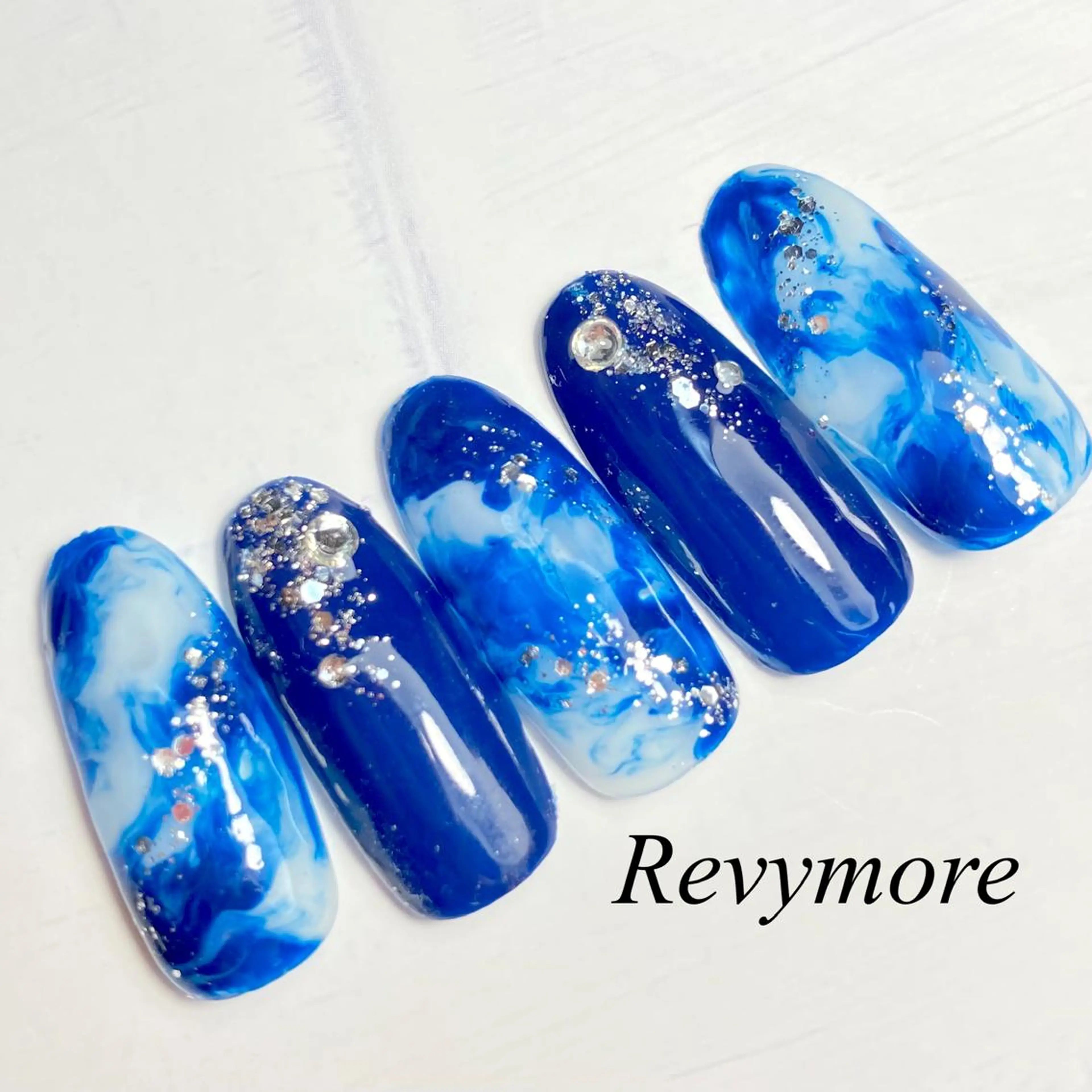 ミディアム ネイル ブルー ジェルネイル キラキラネイル ニュアンスネイル オフィスネイル nail salon Revymore所属・nail salon Revymoreのネイルデザイン