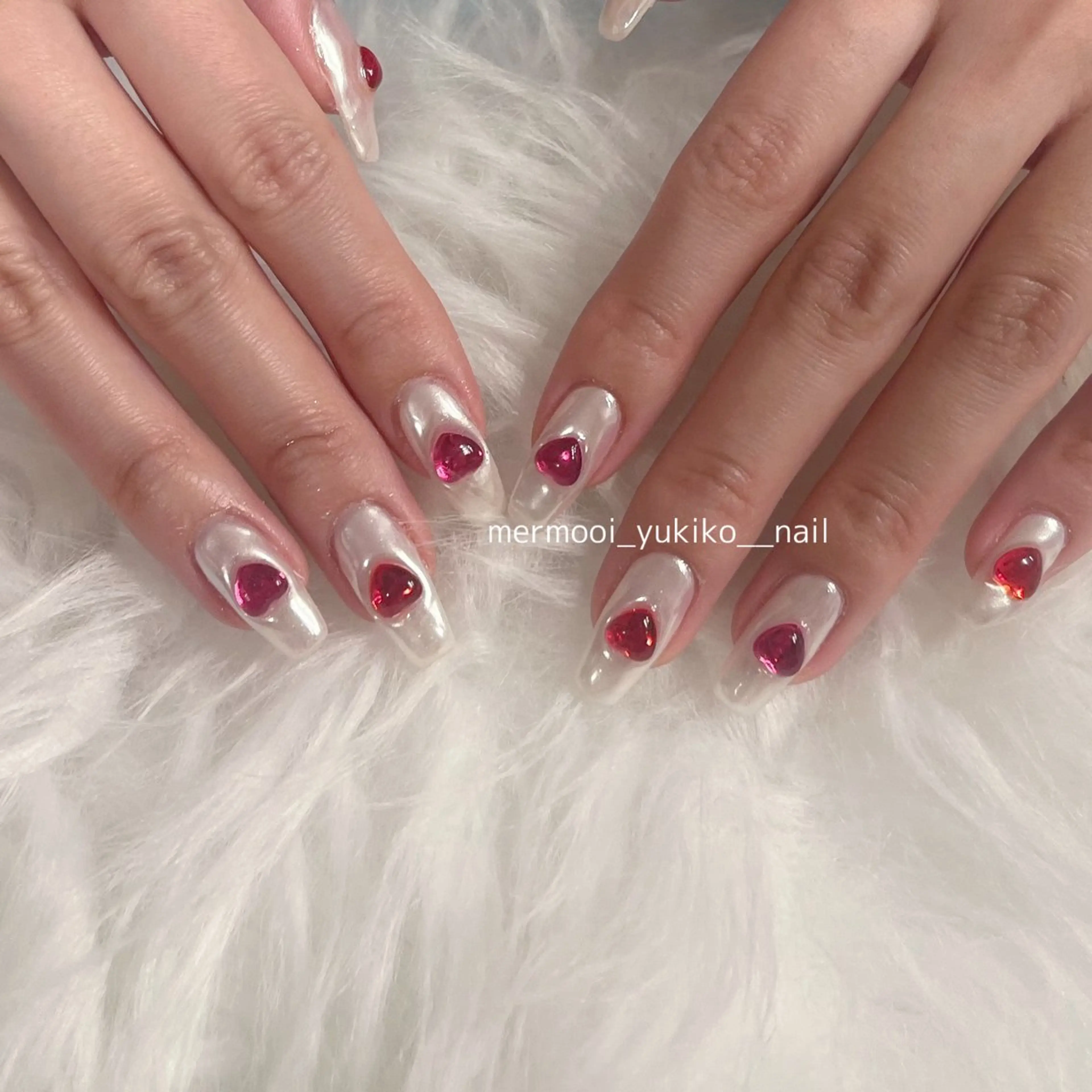 ネイル ハート ロングネイル ミラーネイル ストーンネイル ホワイト ハンドネイル melumooi nailのネイルデザイン