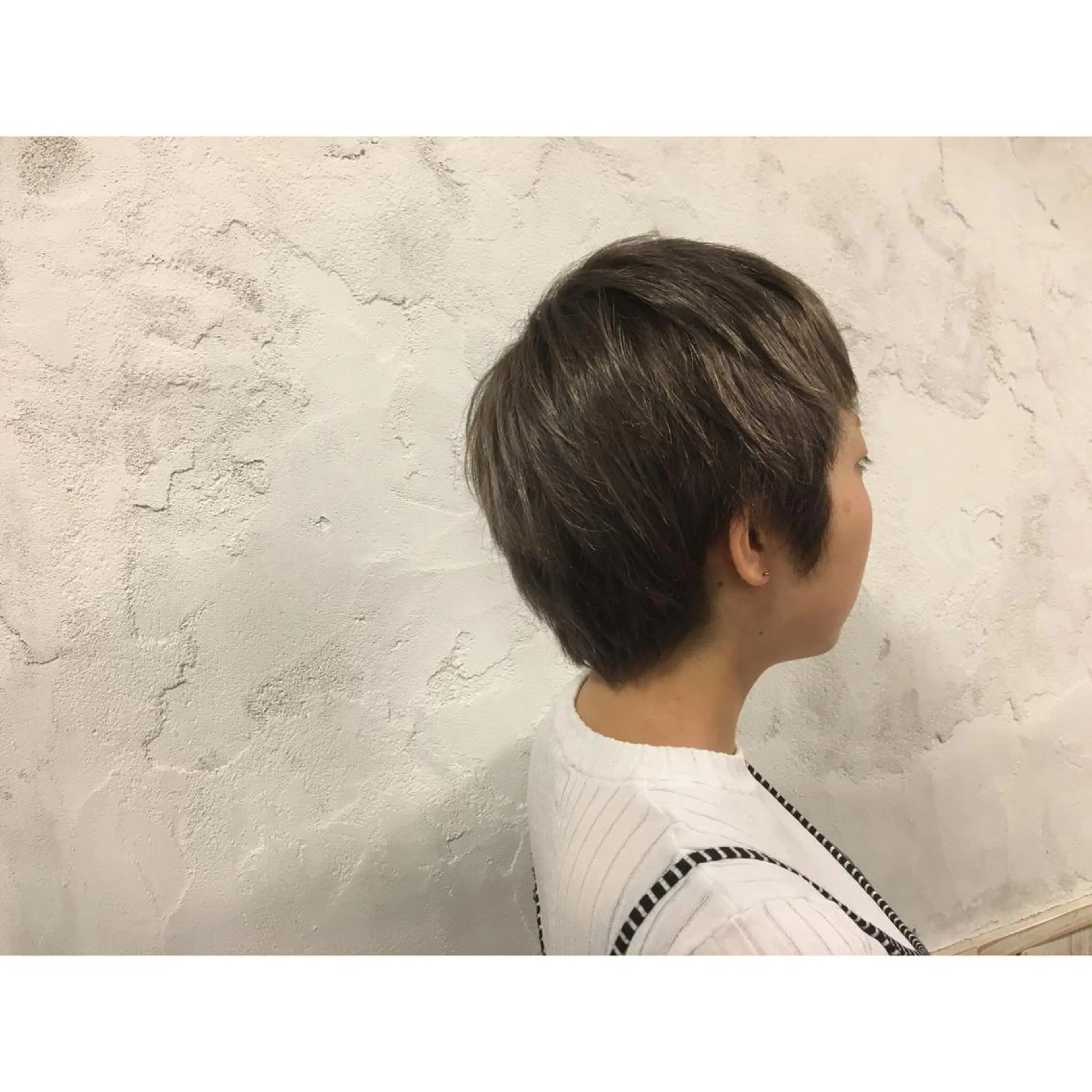 ショート カラー 乳井 悠香のヘアスタイル