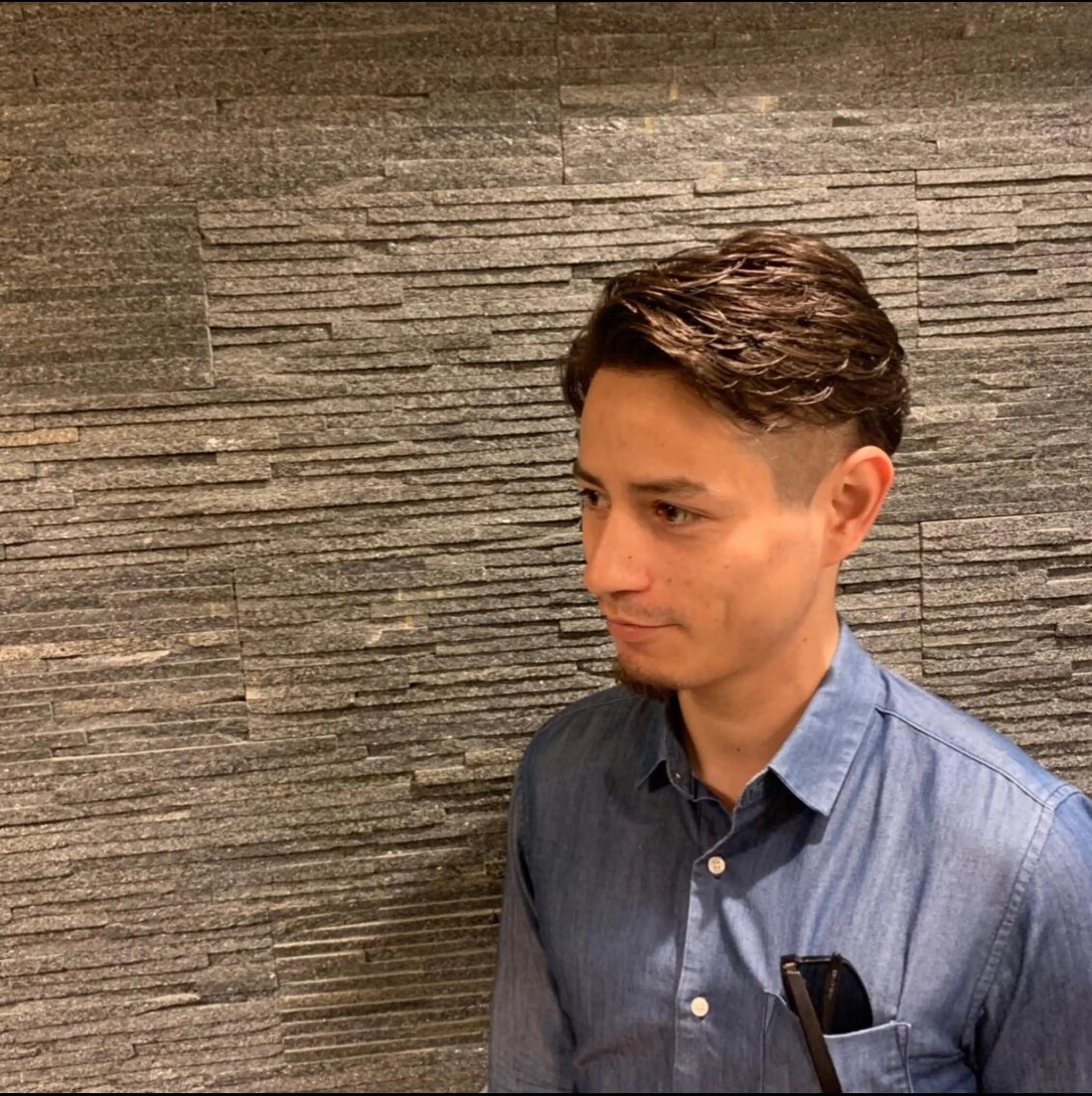 ミディアム カラー パーマ メンズ ビジネス 七三 長内 健太のヘアスタイル