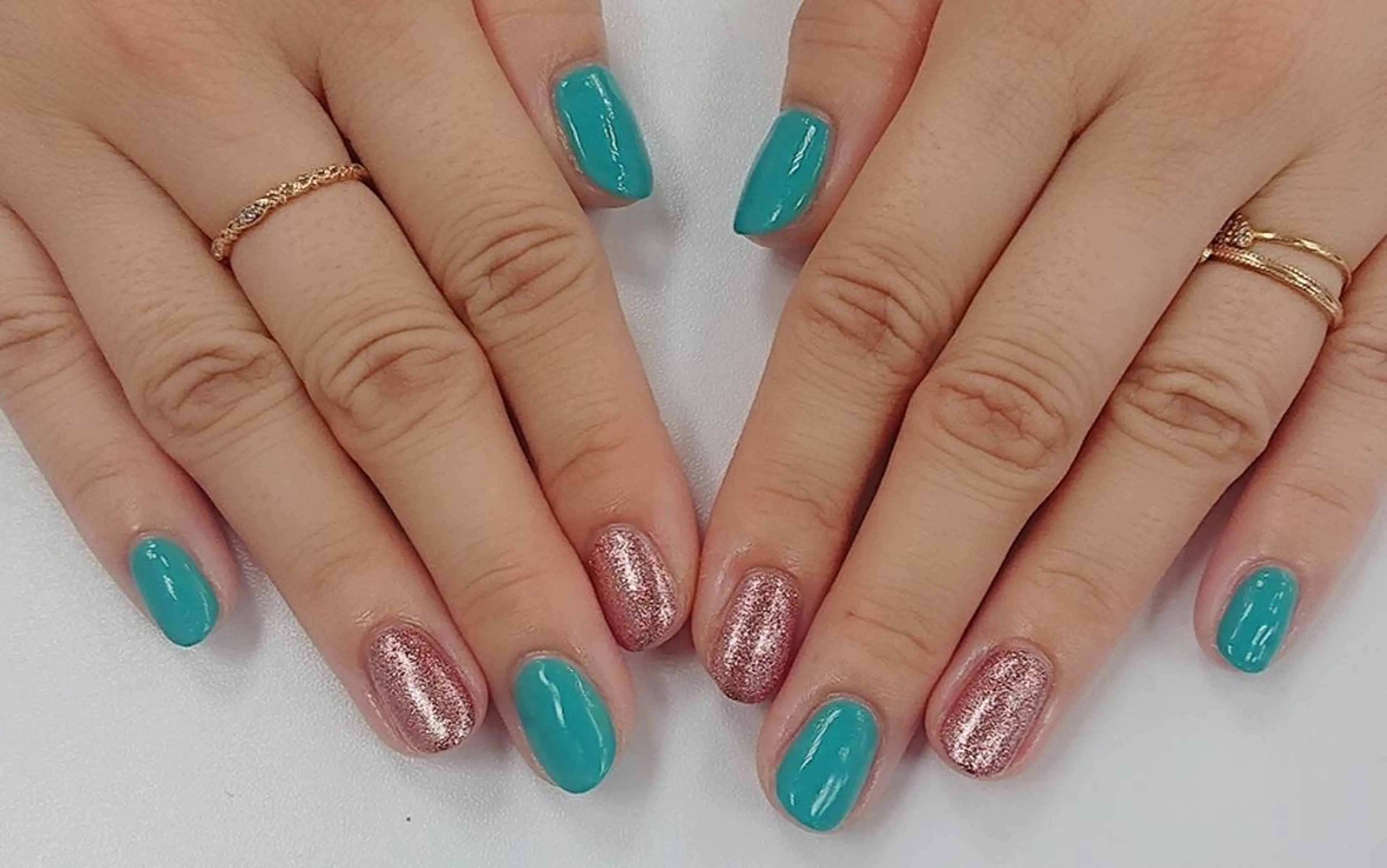 ネイル グリーン ラメ(グリッター) ピンク 🍒当日もOK🍒 𝑳𝑼𝑵𝑨花井のネイルデザイン