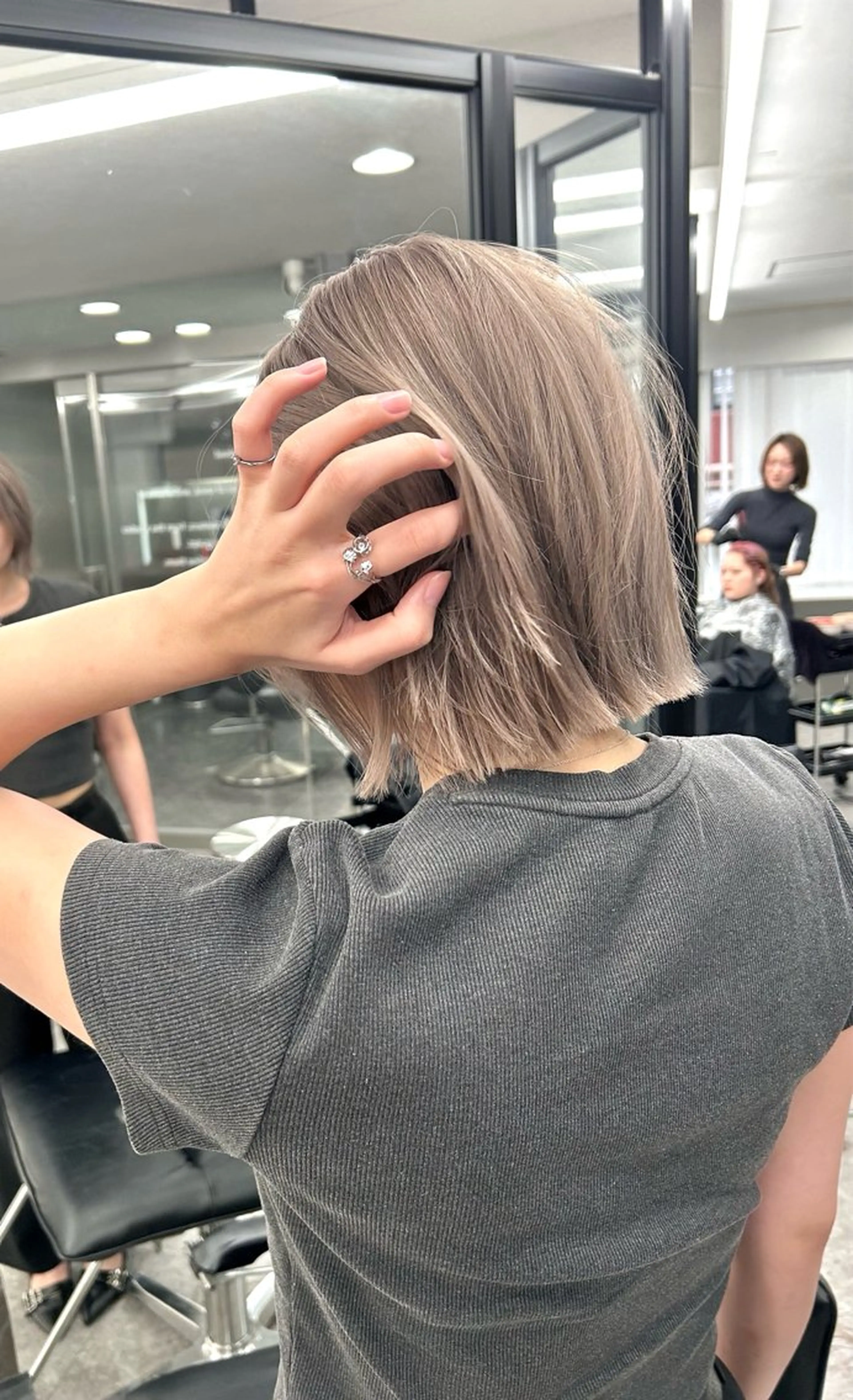 ショート カラー ボブレイヤー ベージュカラー ミルクティーベージュ ボブ レイヤーカット カット ヘアカラー ハイトーンボブ /tasukuのヘアスタイル