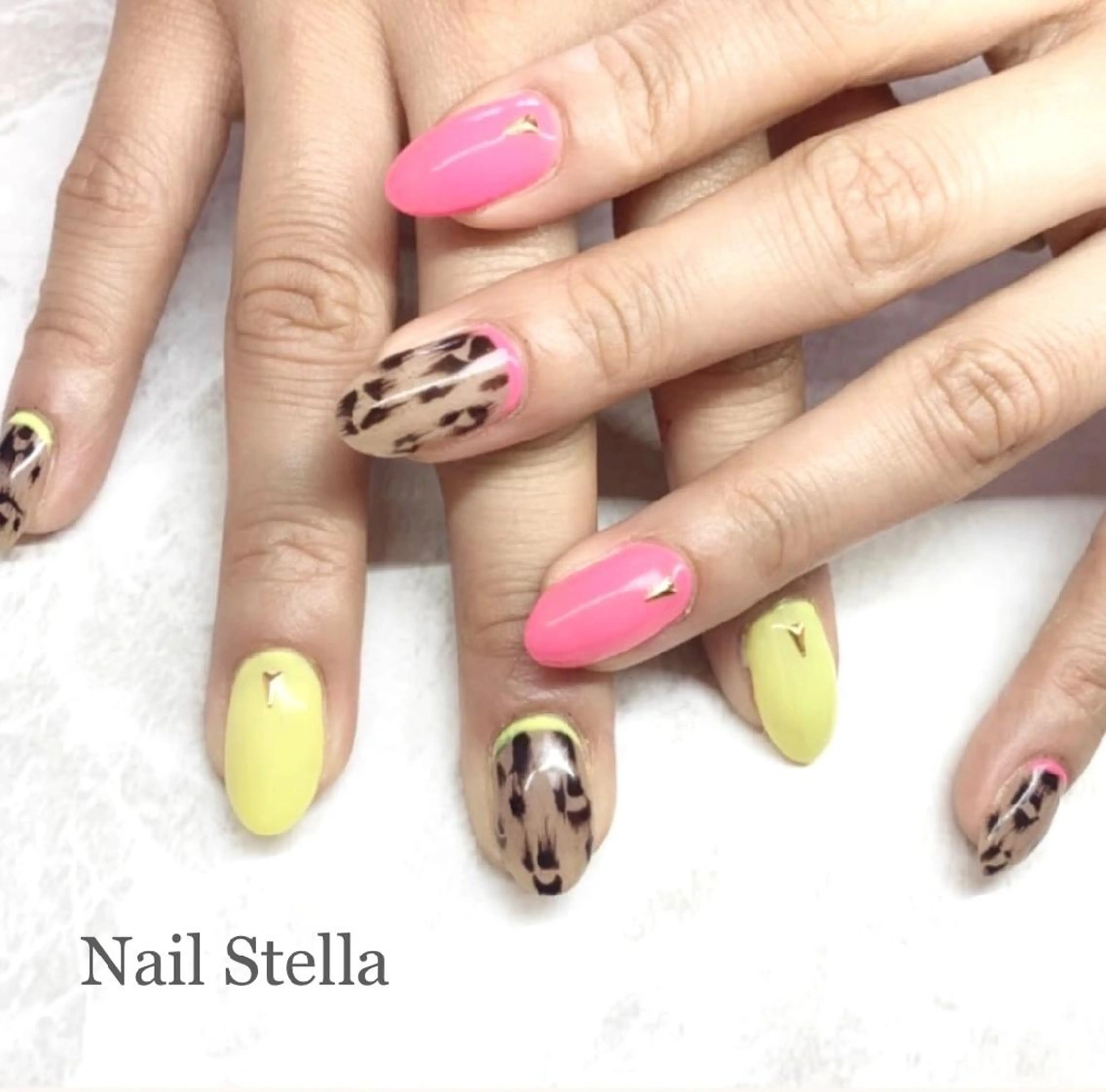 セミロング カラー ネイル アニマル柄 nailStella KOKOIST取扱店のネイルデザイン