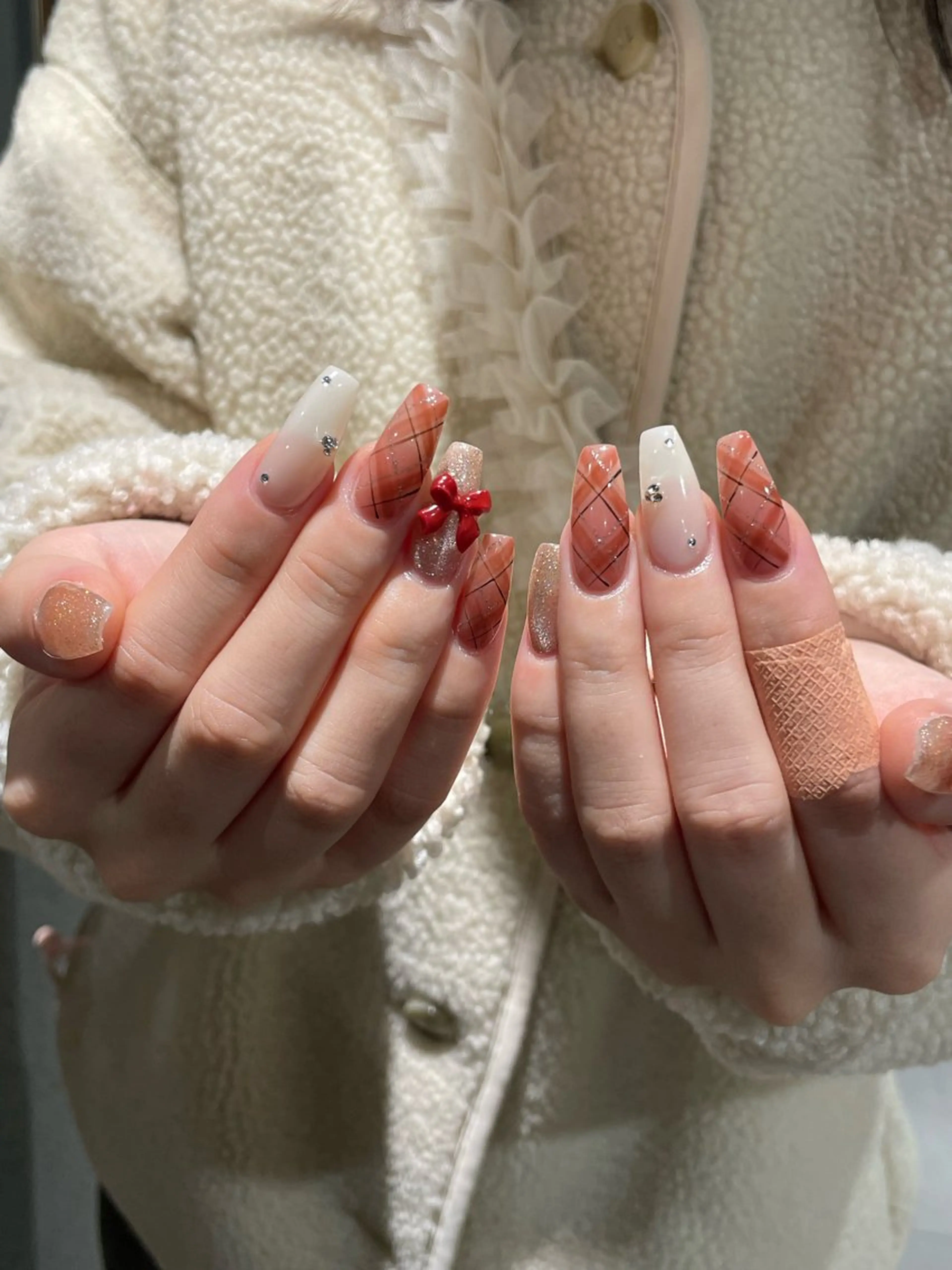 ネイル 赤色 リボン ハンドネイル Lino U nanakaのネイルデザイン