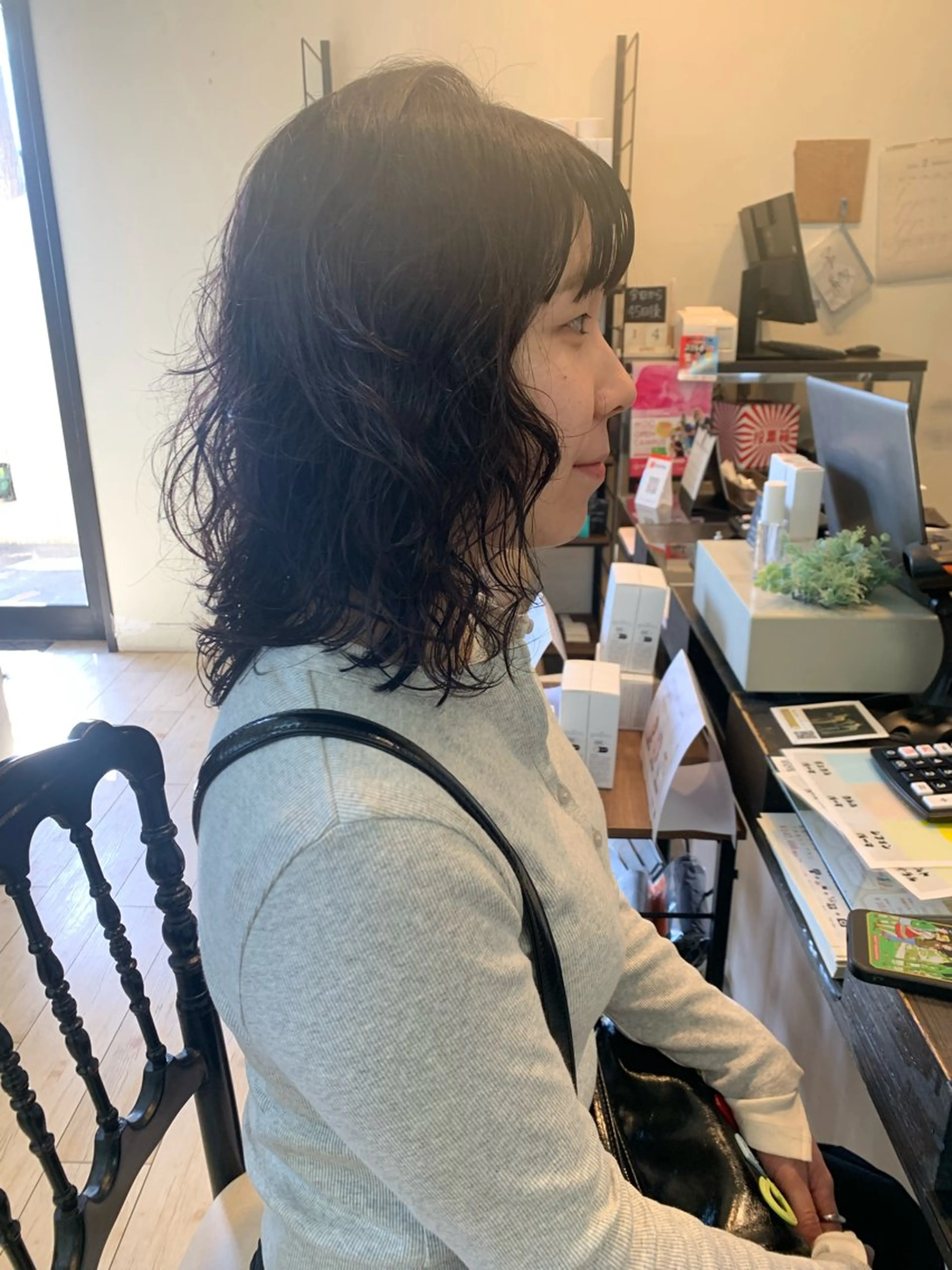 ミディアム パーマ 荒島 由佳のヘアスタイル