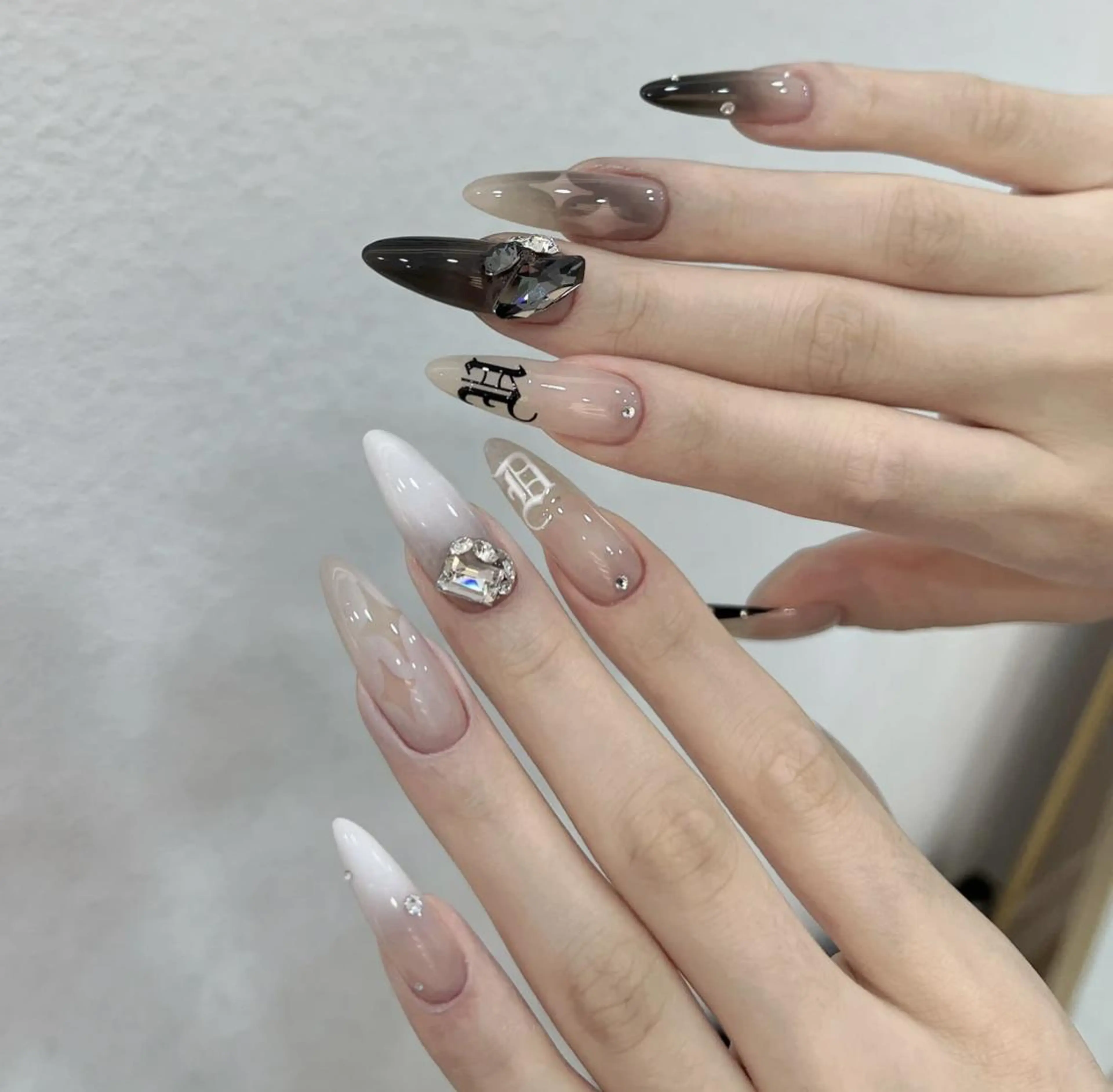 ネイル アートネイル 長さ出し ネイルチップ Queens momoのネイルデザイン