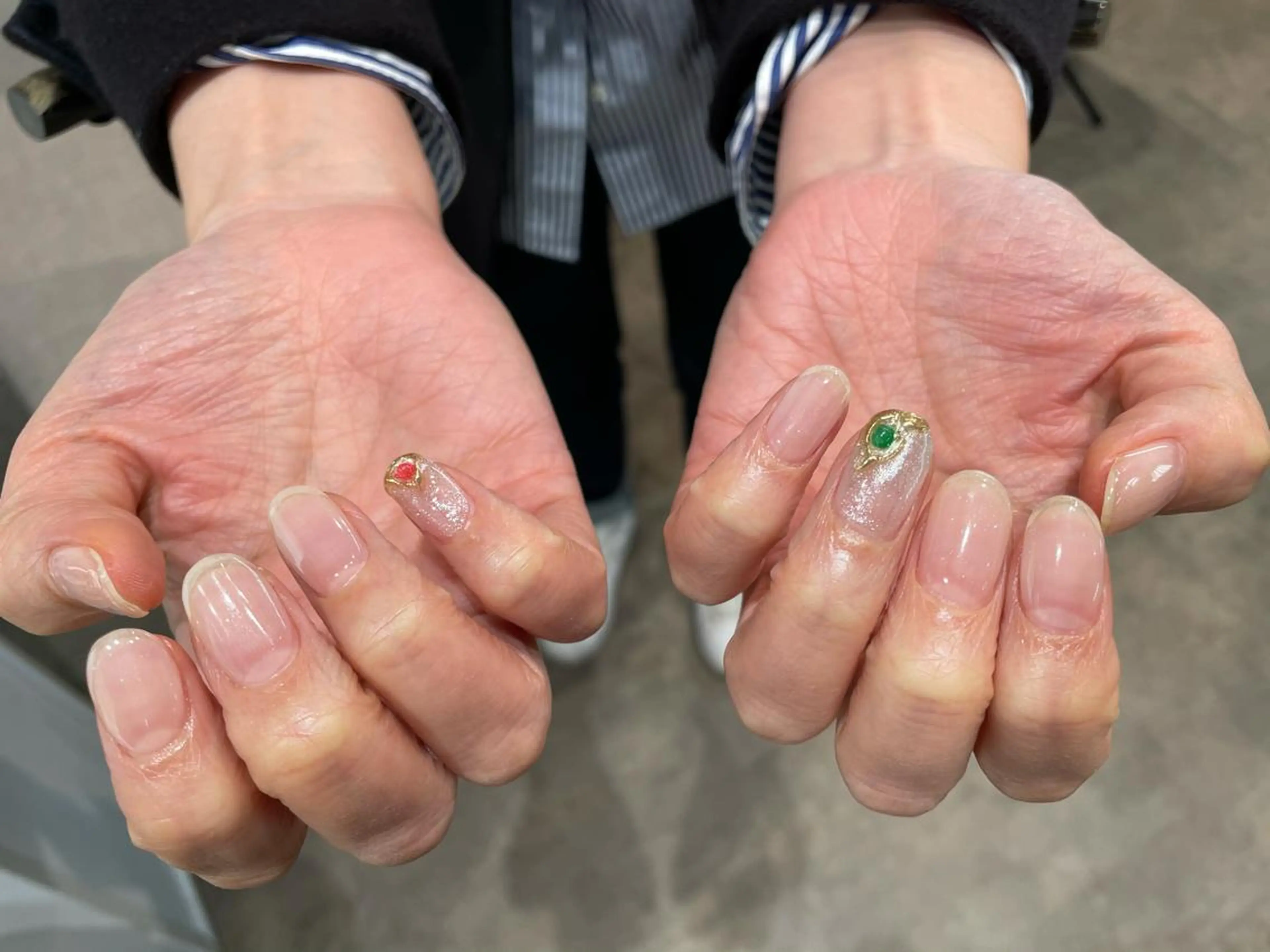 ネイル アートネイル クリアネイル ニュアンスネイル オフィスネイル シンプルネイル ハンドネイル ナチュラル透明感🌱 小山美樹子のヘアスタイル