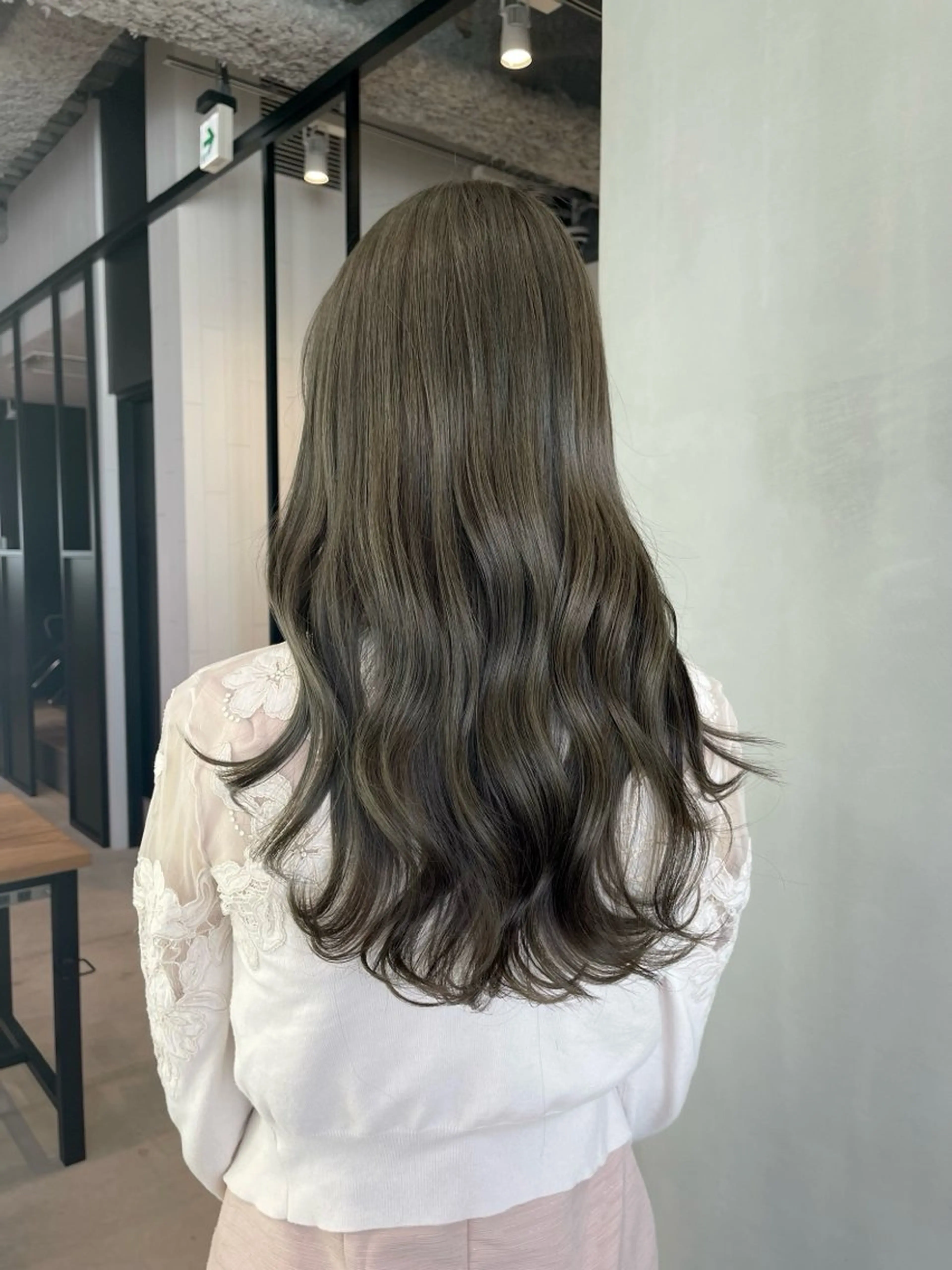 ロング カラー ベージュカラー ブリーチ ダブルカラー ブリーチなしカラー オリーブベージュ レイヤー/メンズ トモヤのヘアスタイル
