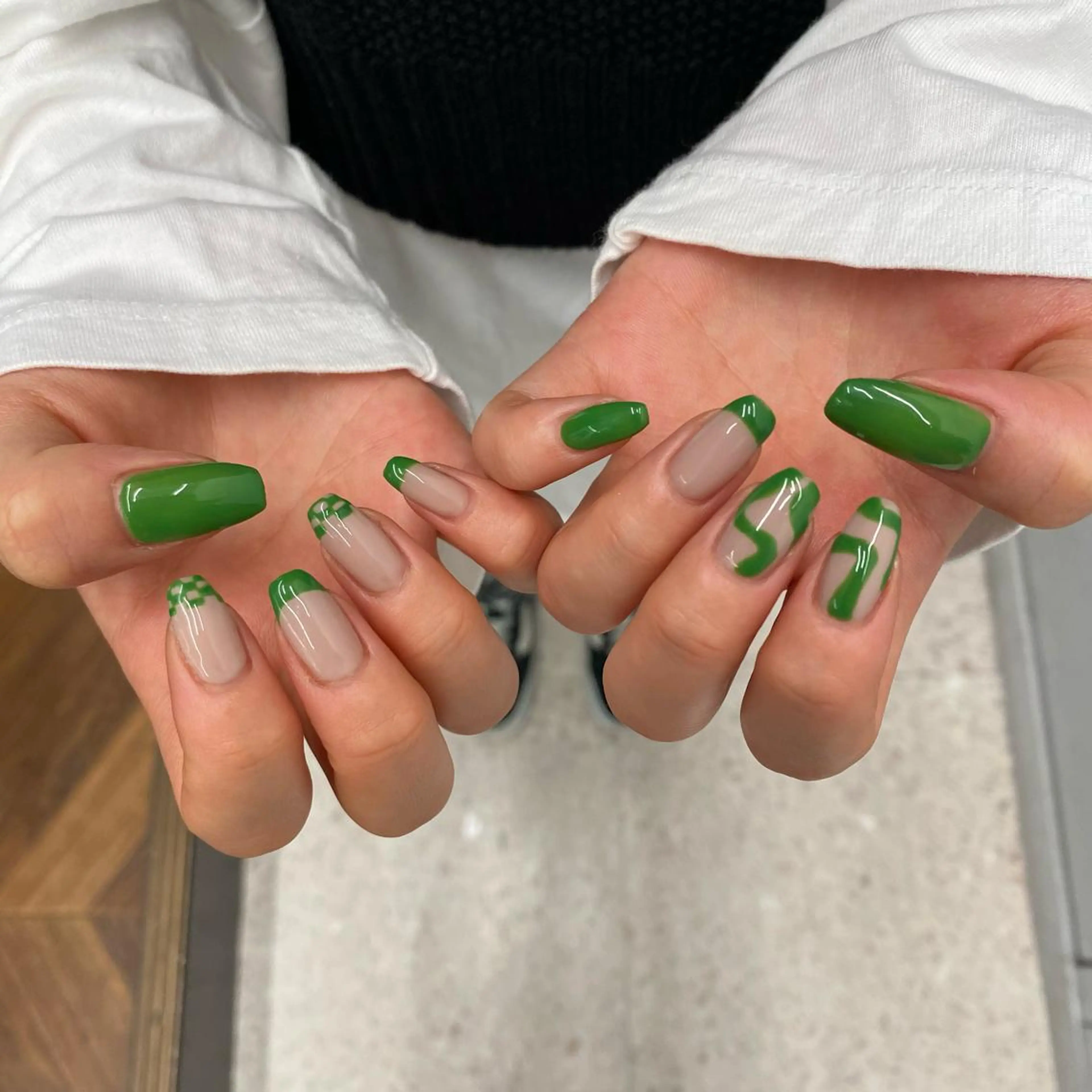 ネイル フレンチネイル グリーン 韓国ネイル🤍 イワサキ　リコ🍒のヘアスタイル