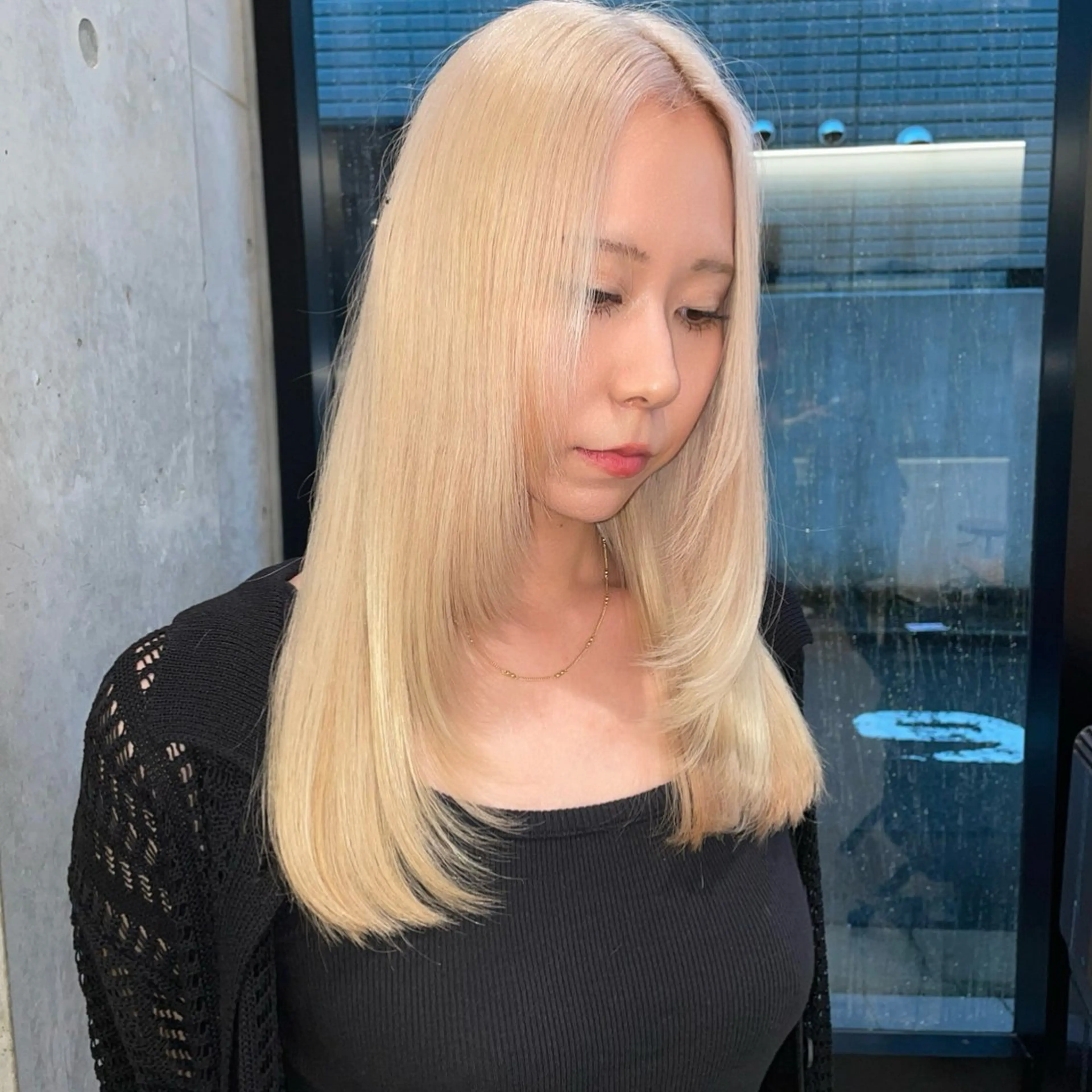 セミロング カラー ヘアアレンジ ベージュカラー 抜きっぱなしブロンド ブロンド ハイトーンカラー レイヤーカット カット ヘアカラー トリートメント Mizobe misakiのヘアスタイル