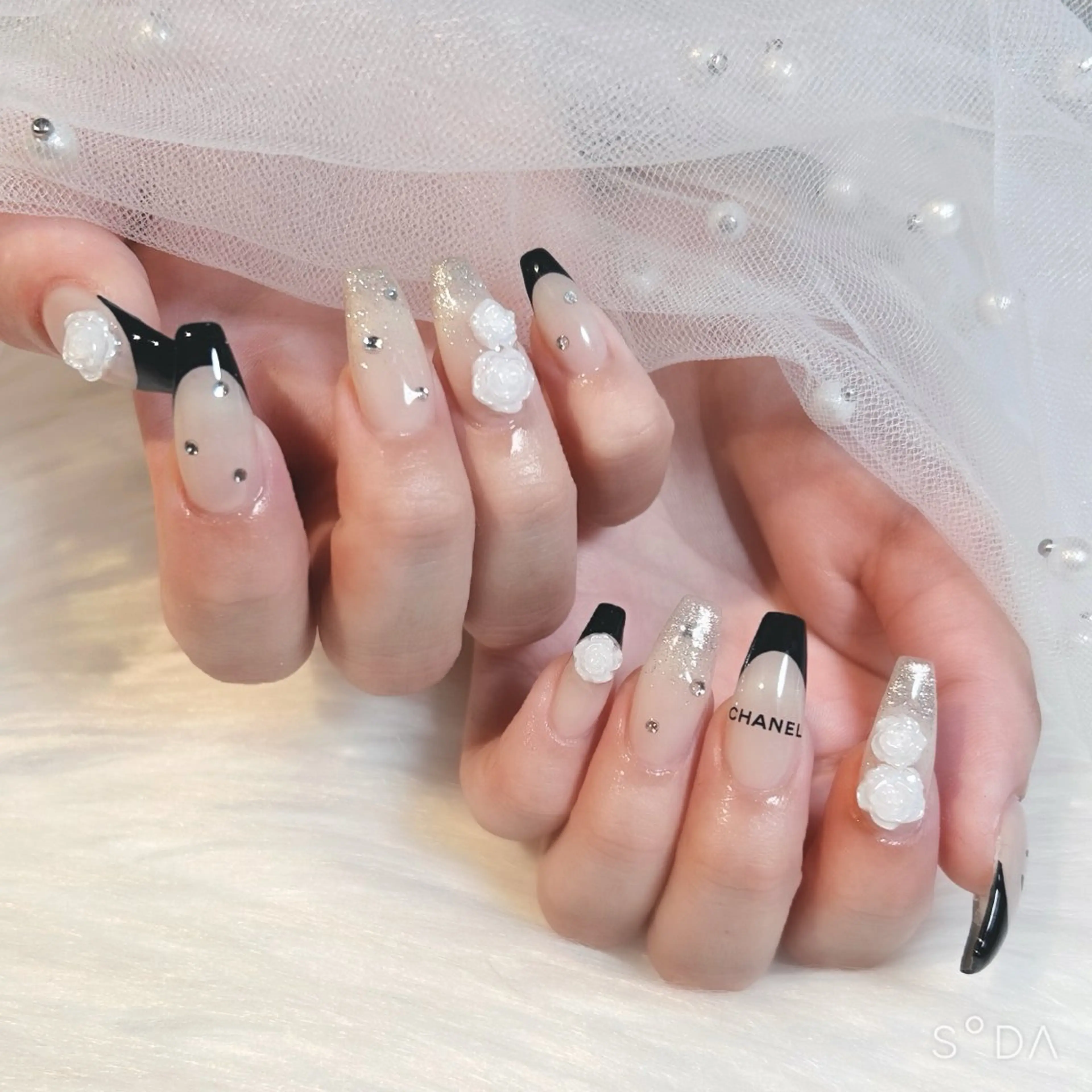 ネイル フレンチネイル キラキラネイル ワンホンネイル ハンドネイル ぷりゅねる 心斎橋のネイルデザイン