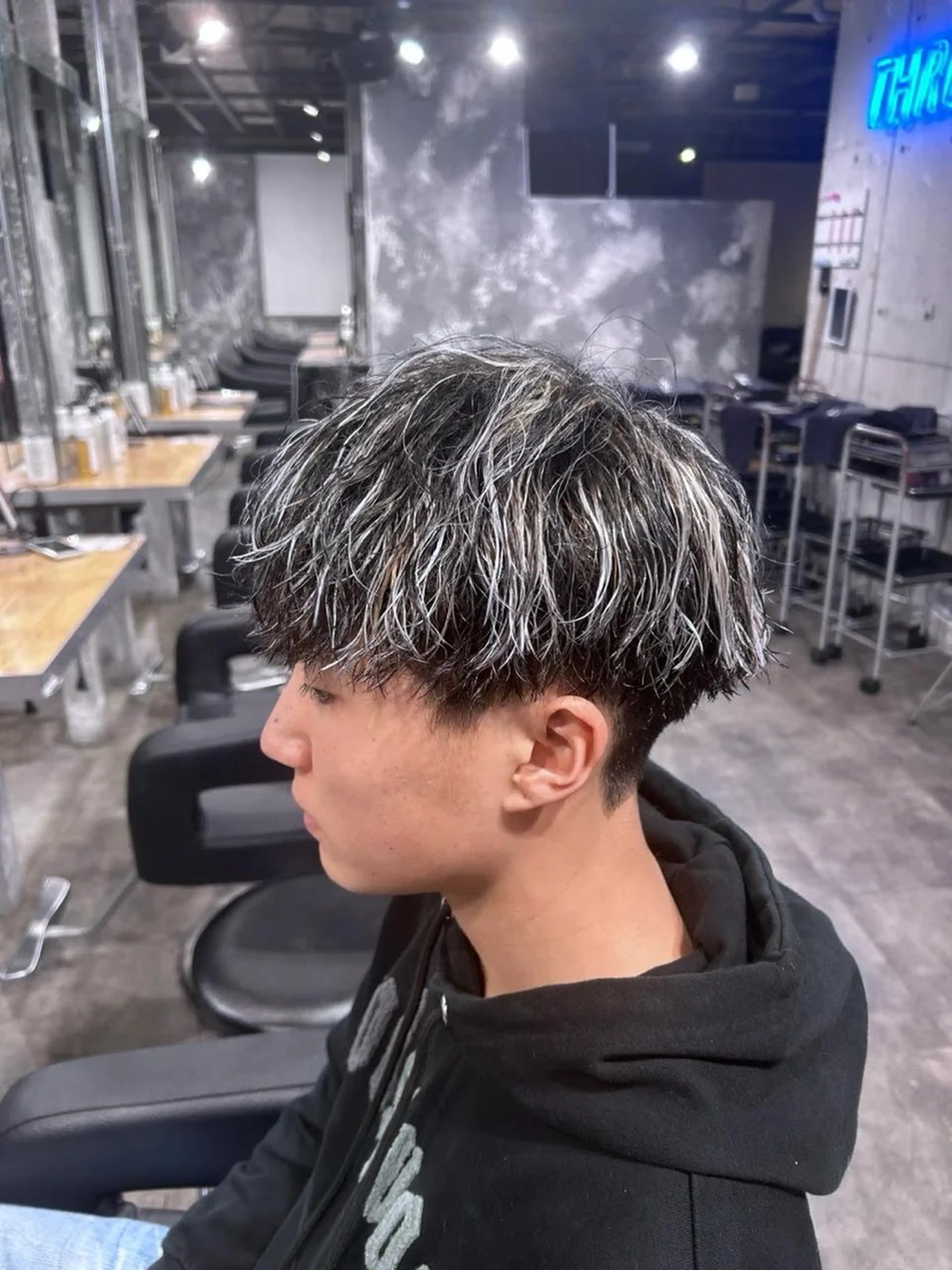 カラー パーマ ヘアアレンジ メンズ メンズメッシュ メンズパーマ メッシュ シルバー 💎韓国/ レイヤー カット/ 暖色🫧のヘアスタイル