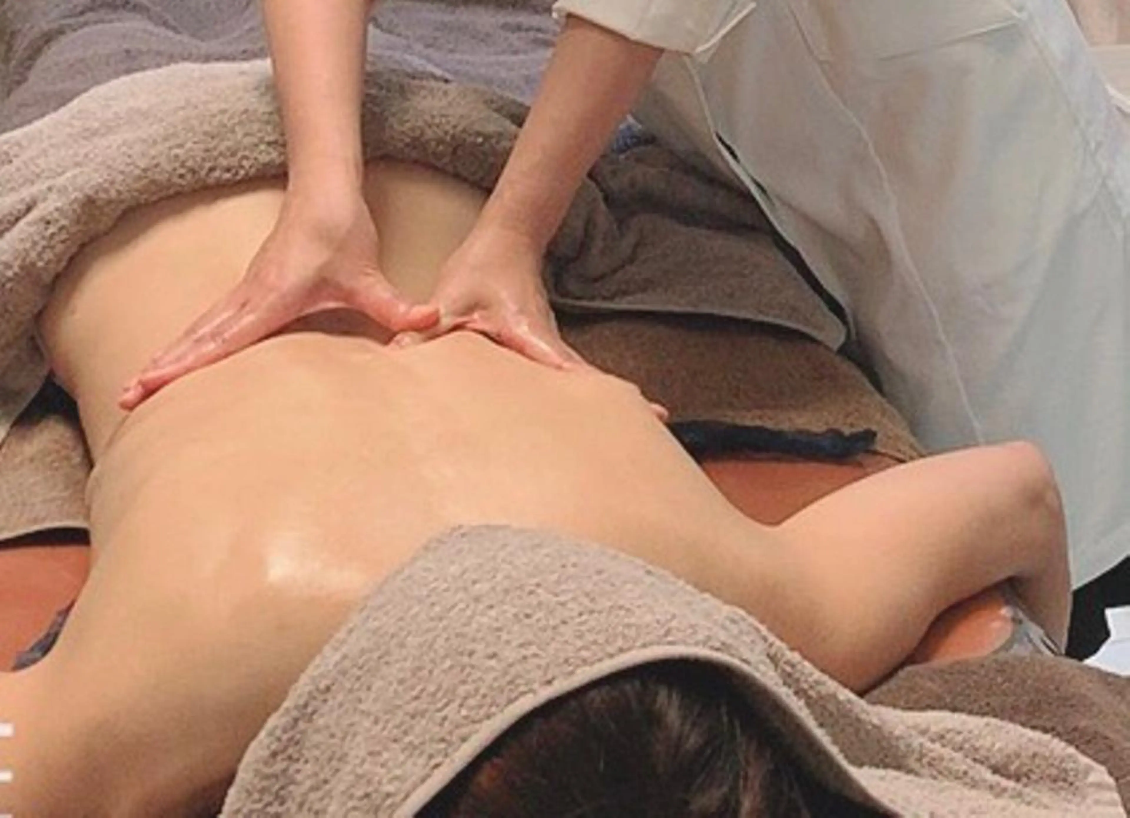 アロマトリートメントアロマを使って、指、肘で、心身をもみ、押し、転がし、震わせ、さすり、伸ばし、コリにには効かせます。の写真