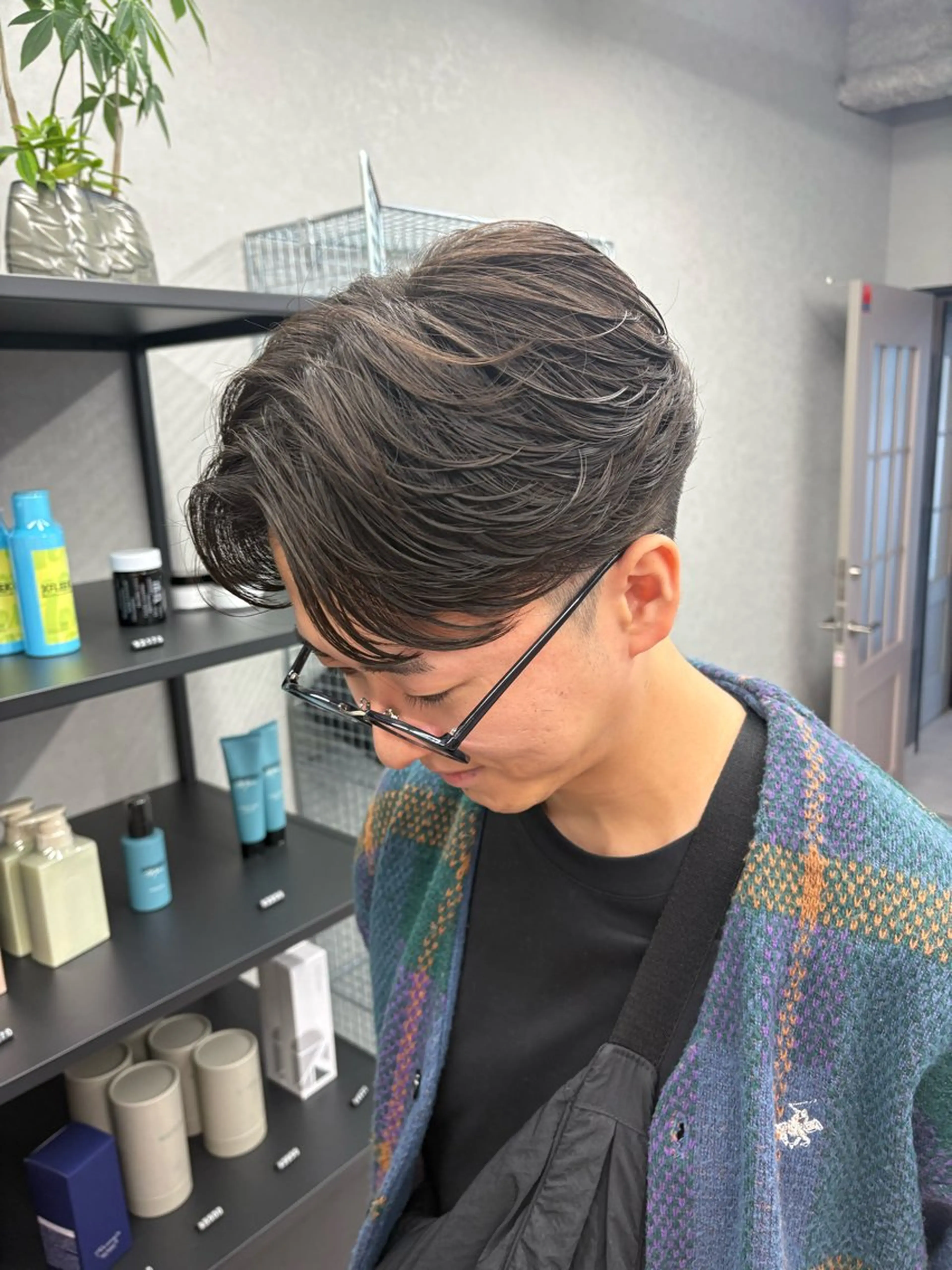 ミディアム パーマ メンズ 王道センターパート ／GOUのヘアスタイル