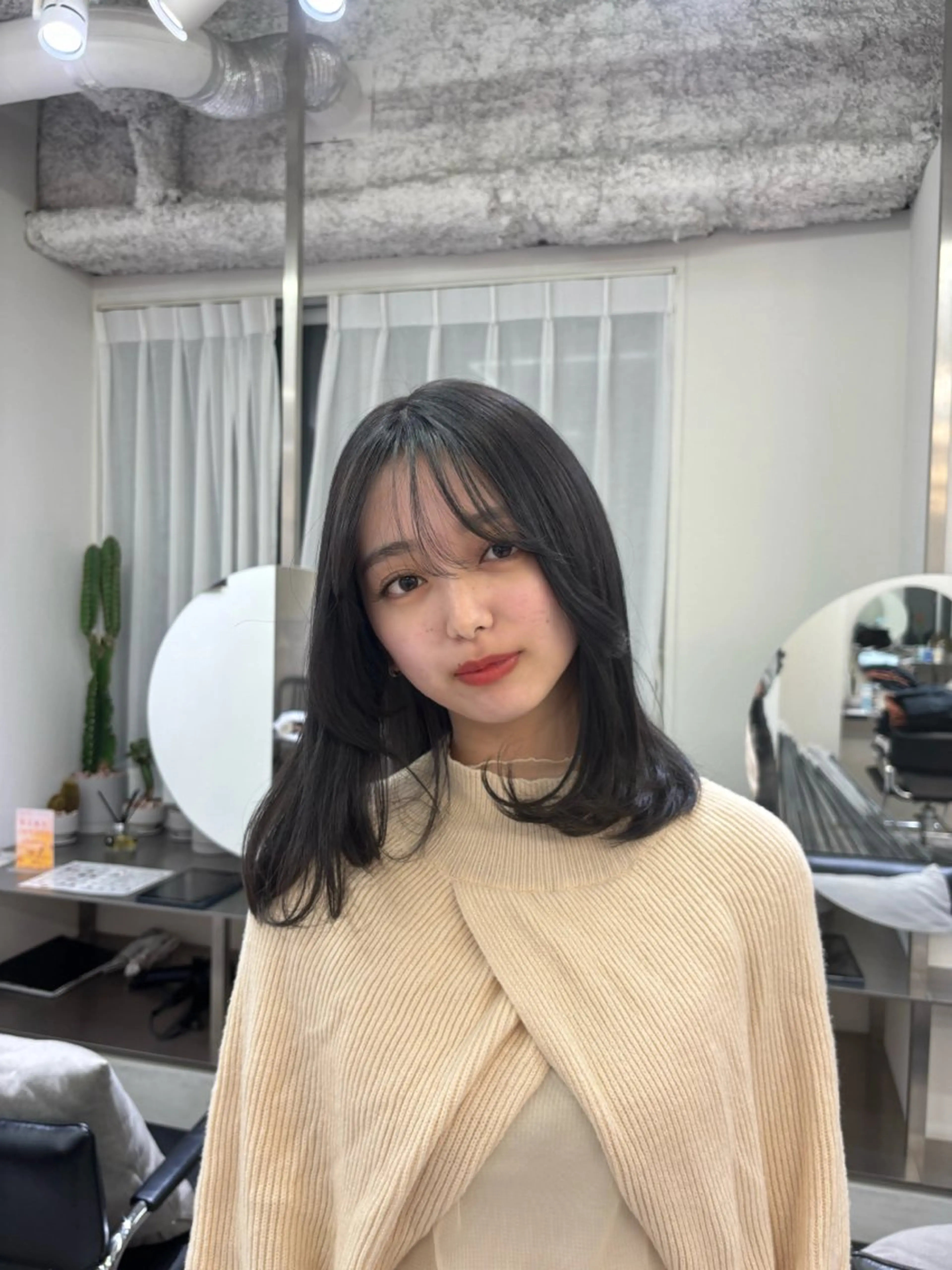 ミディアム 安達 萌花のヘアスタイル